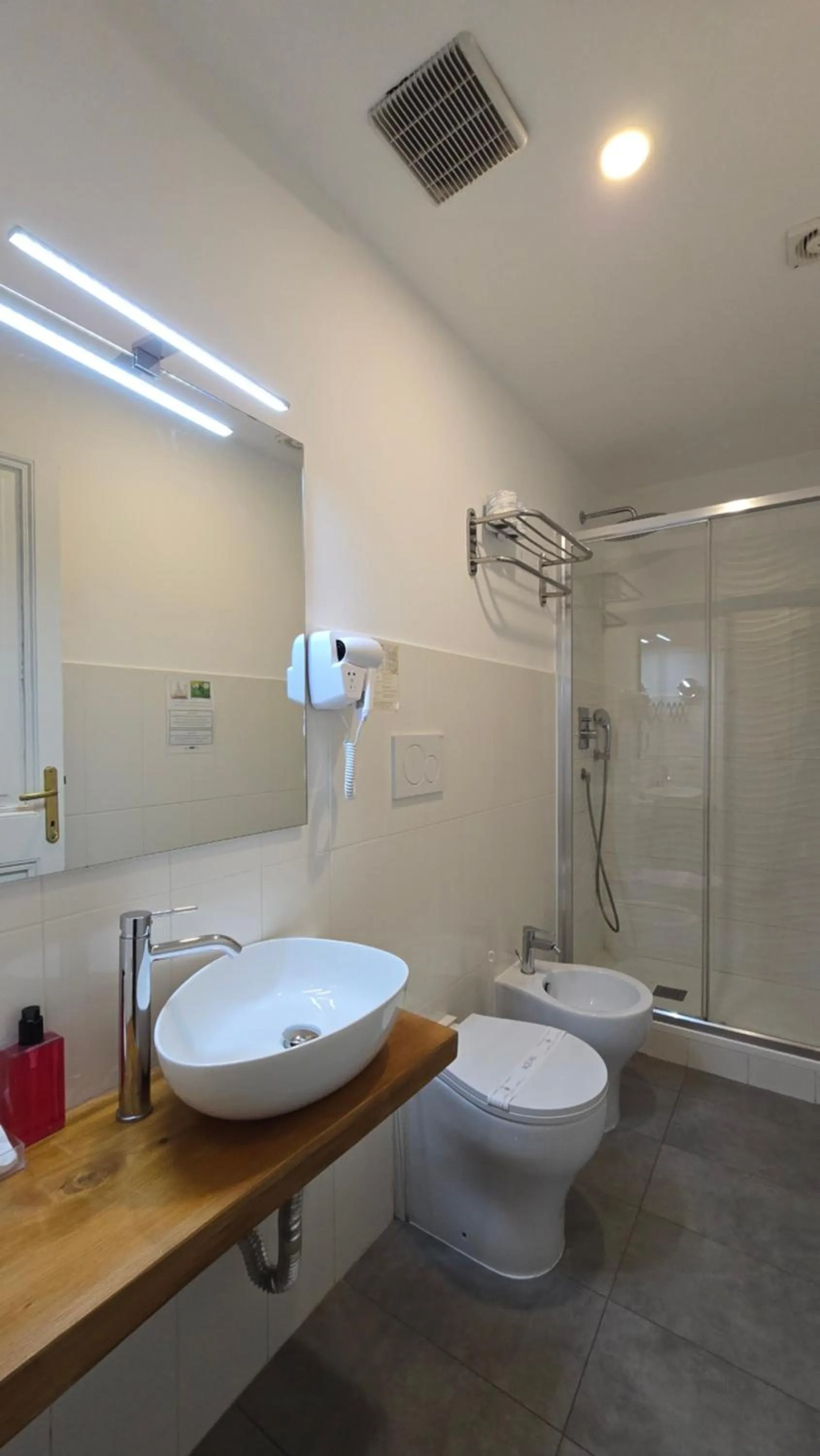 Shower in Spagna Ave