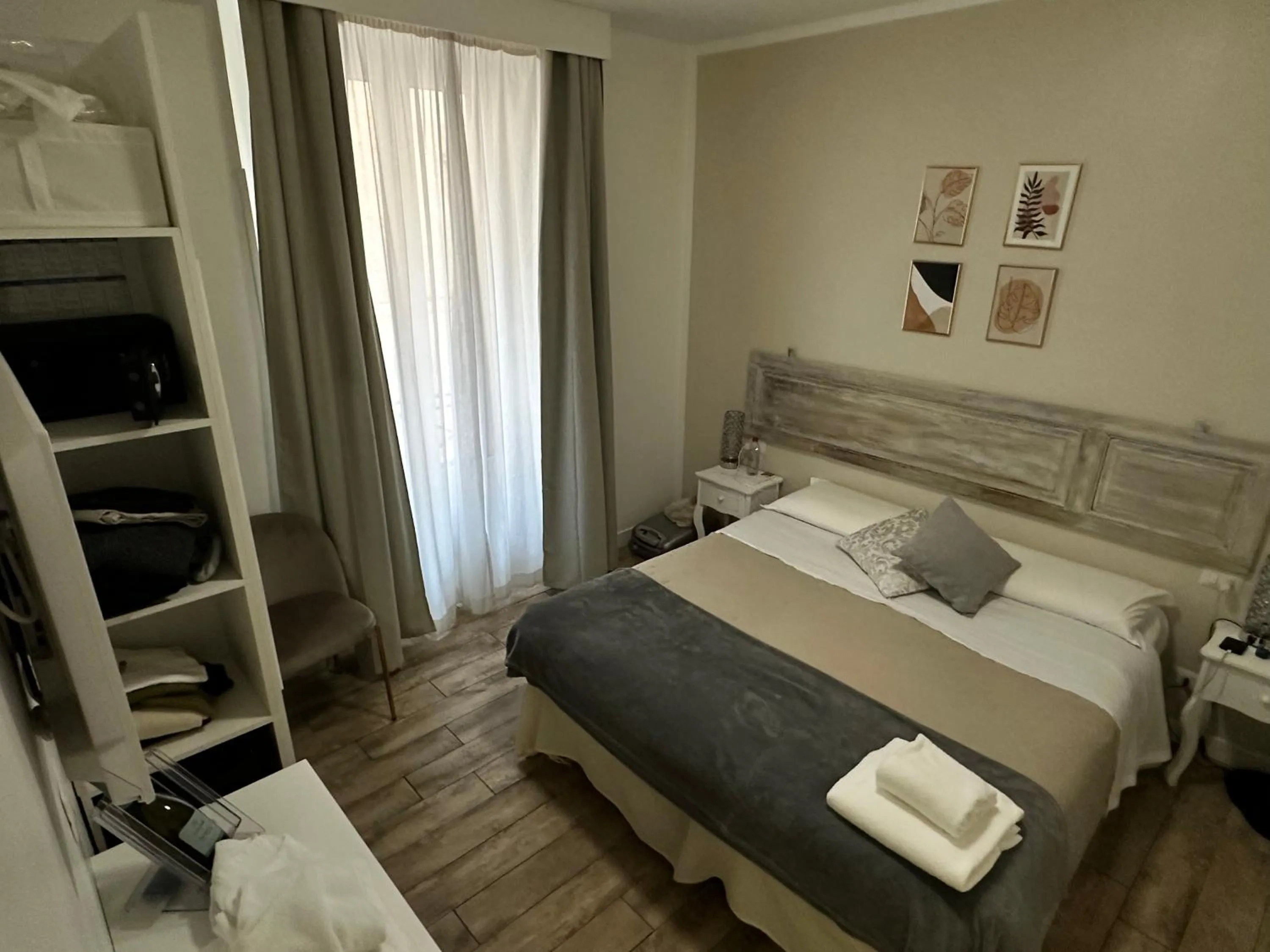 Photo of the whole room, Bed in Spagna Ave