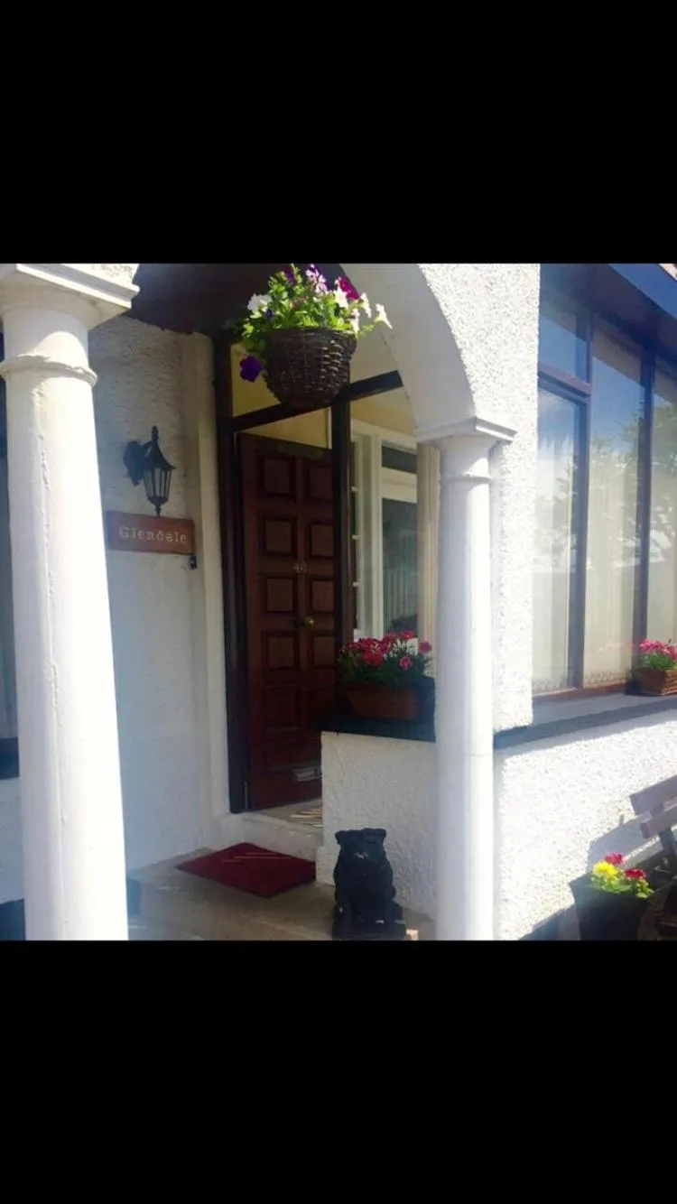 Property building in Glendale Guestrooms