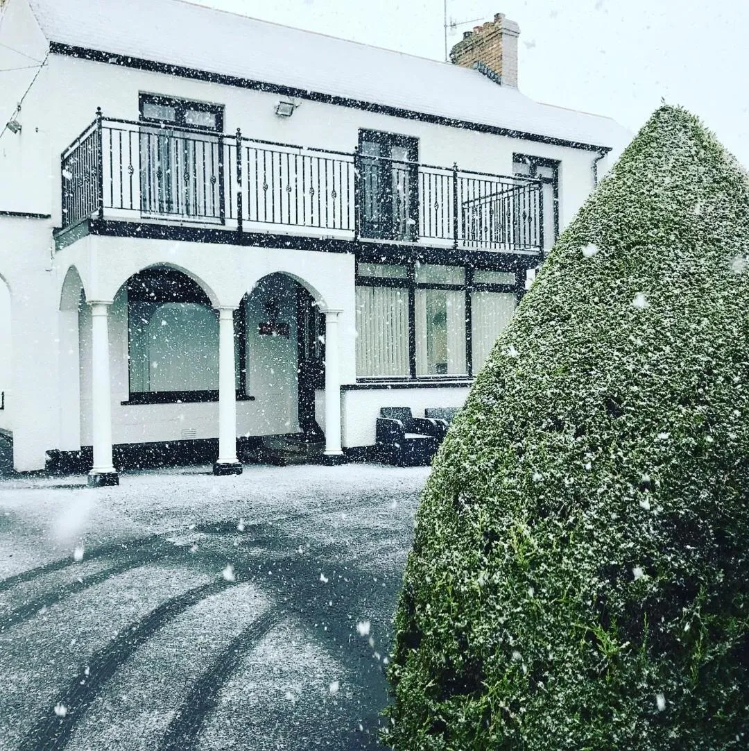 Property building in Glendale Guestrooms