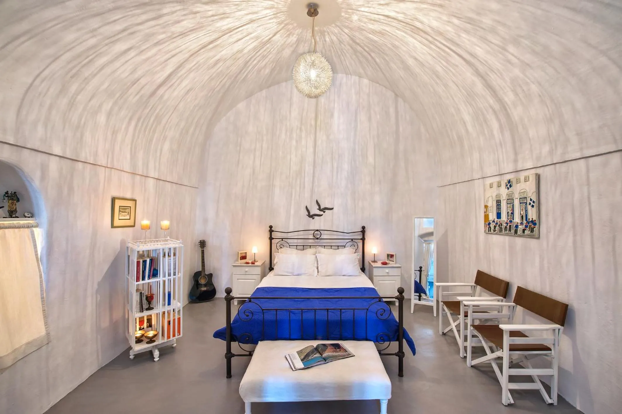 Photo of the whole room, Bed in White Cave Private Villa