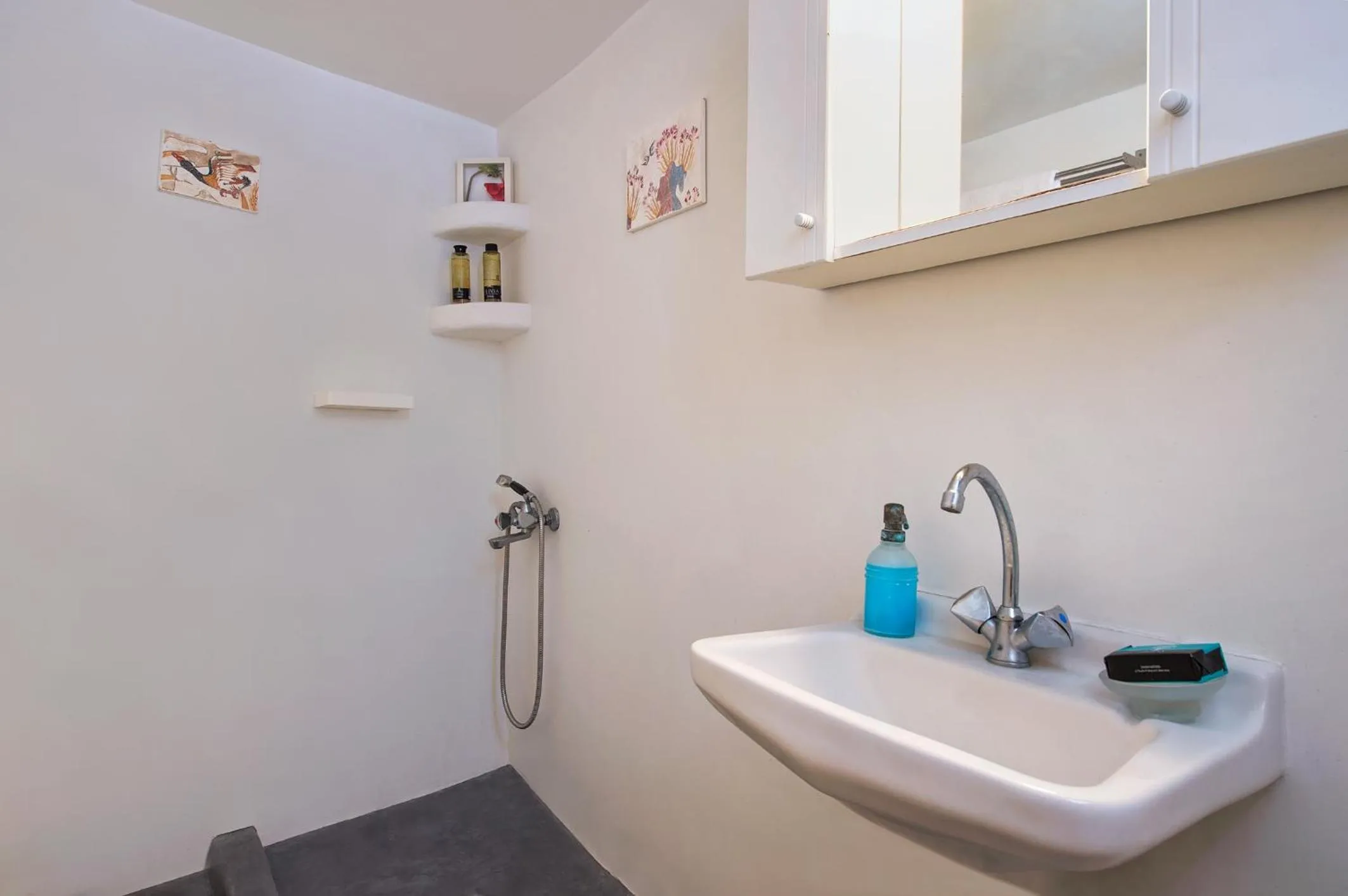 Bathroom in White Cave Private Villa
