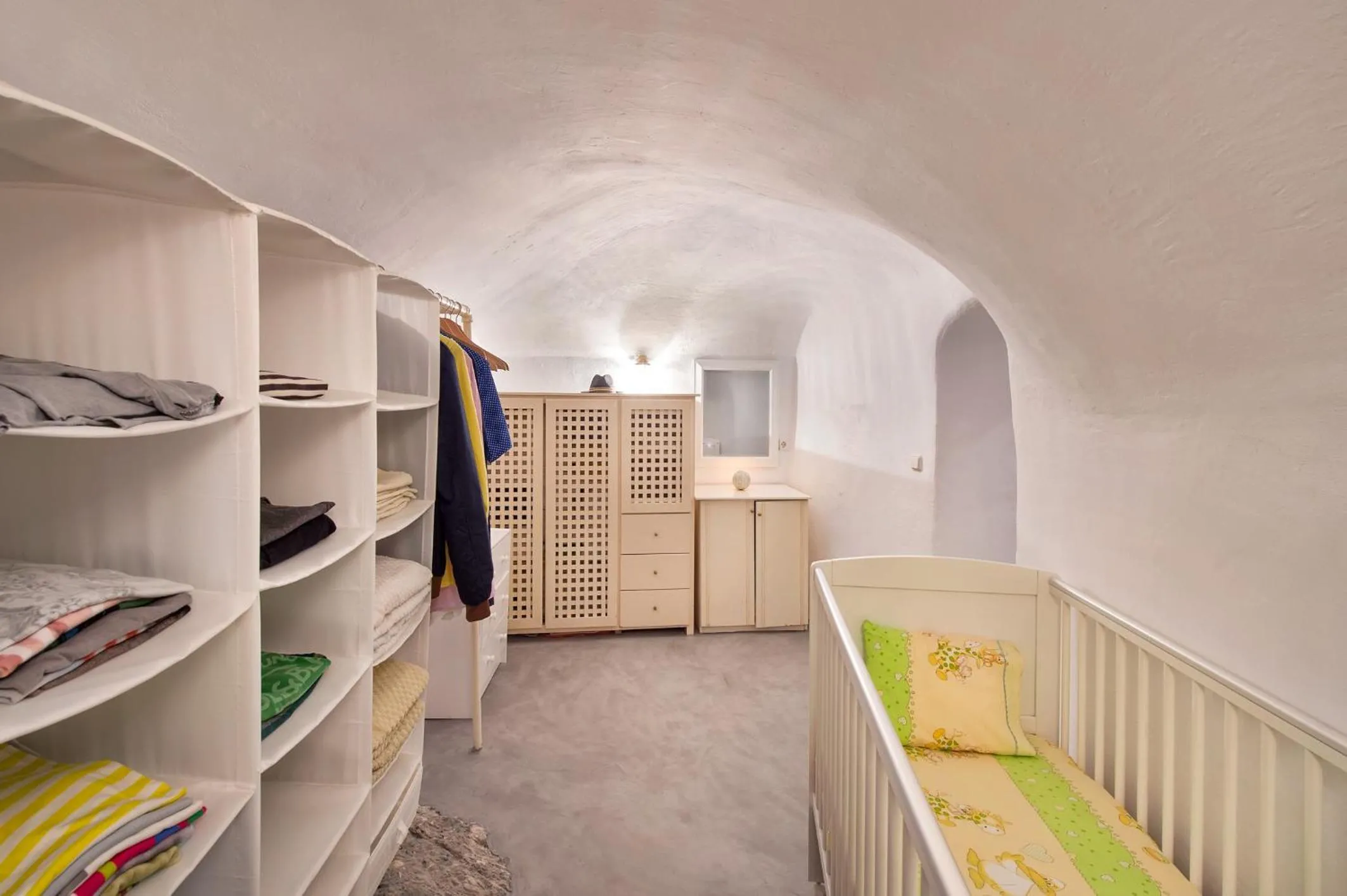 cot, Bed in White Cave Private Villa