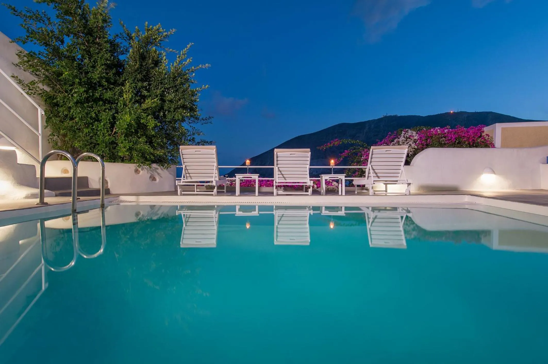 Night in White Cave Private Villa