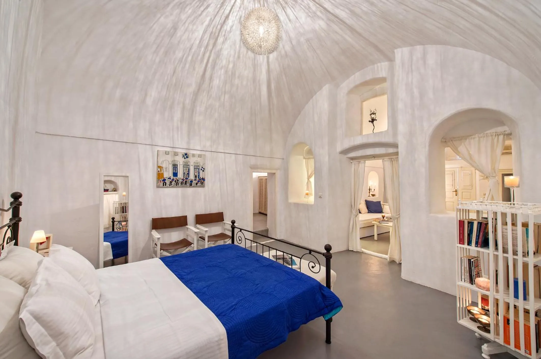 Photo of the whole room, Bed in White Cave Private Villa