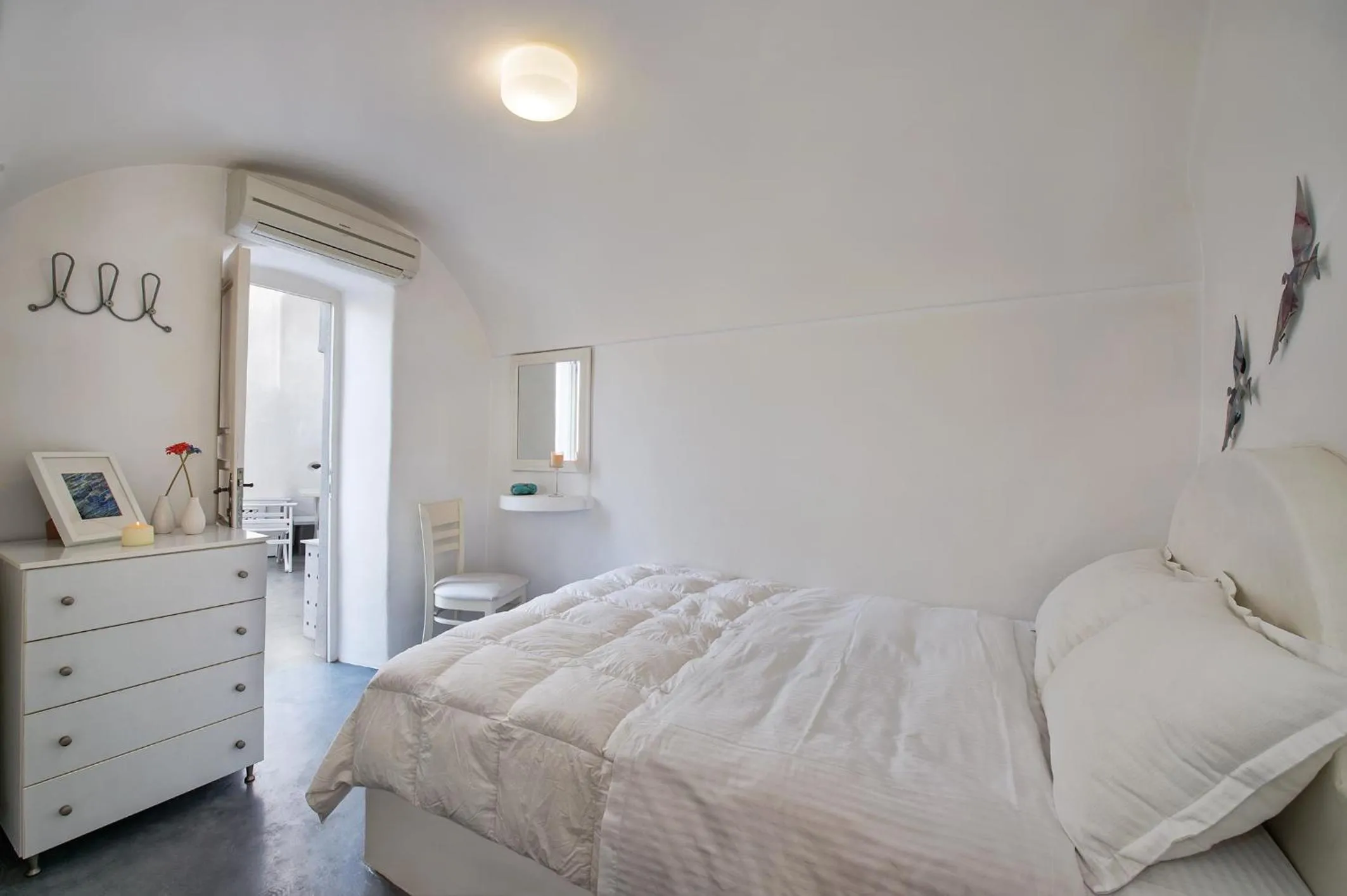 Photo of the whole room, Bed in White Cave Private Villa