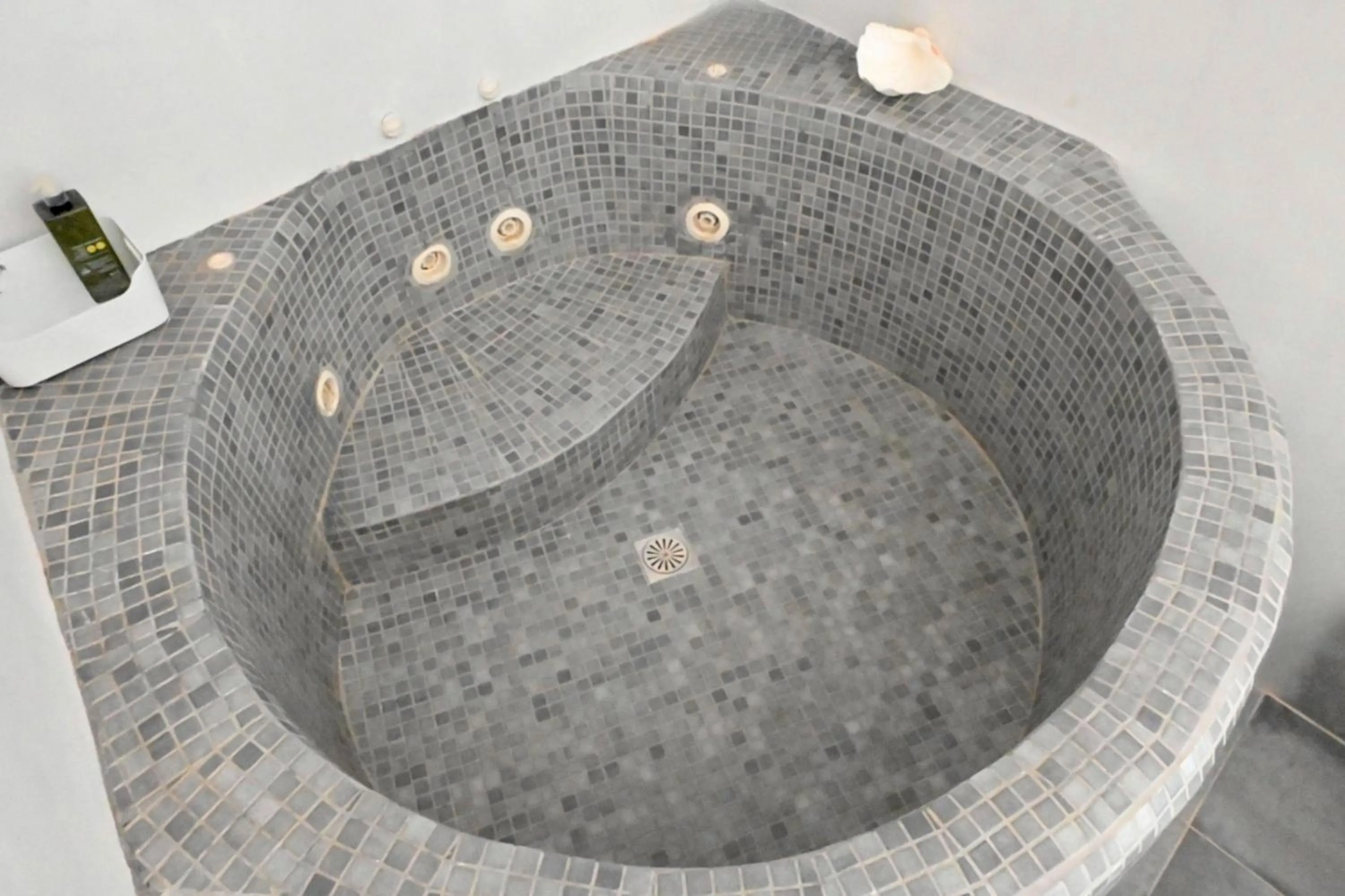 Bathroom in White Cave Private Villa