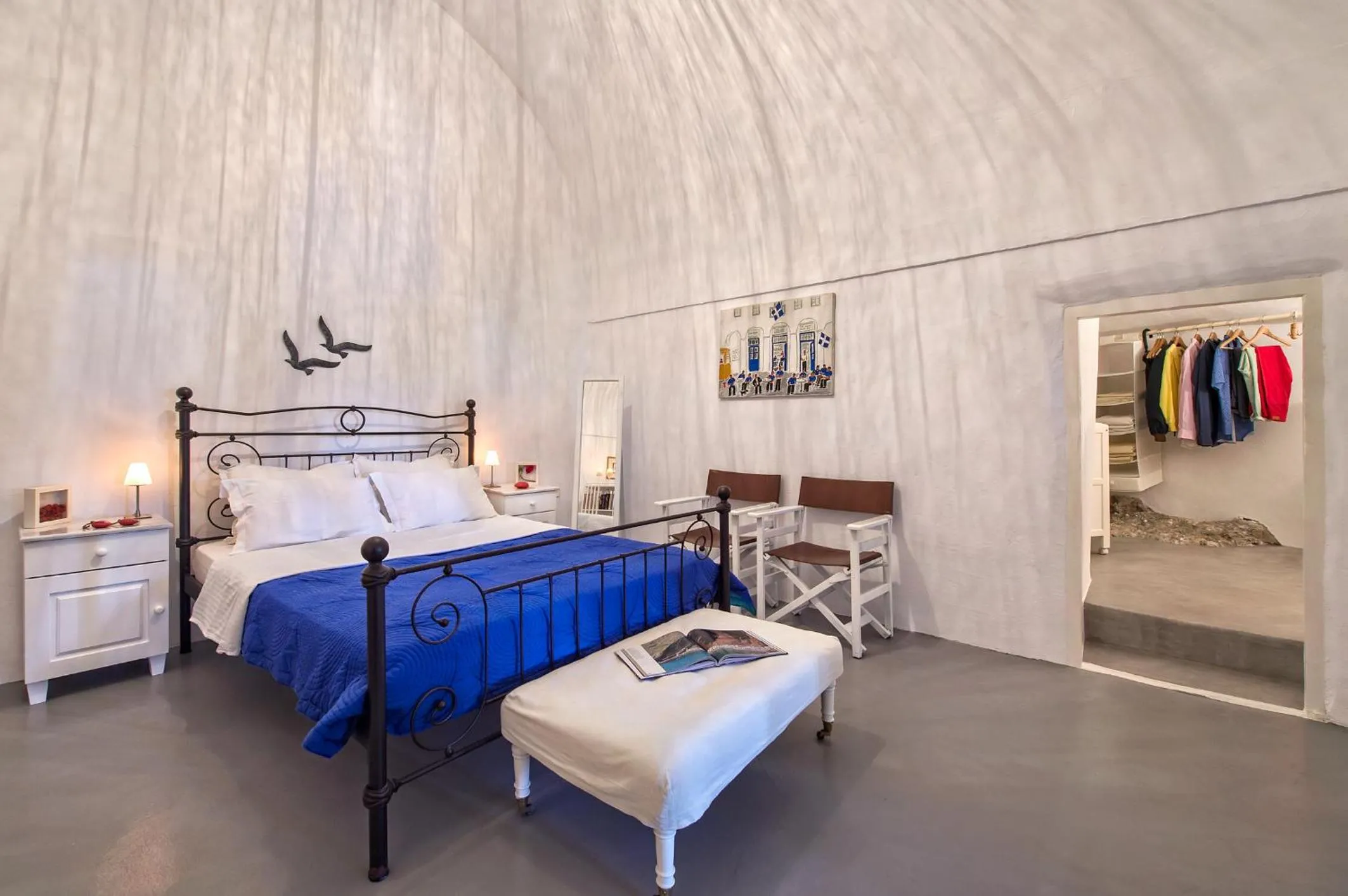 Photo of the whole room, Bed in White Cave Private Villa