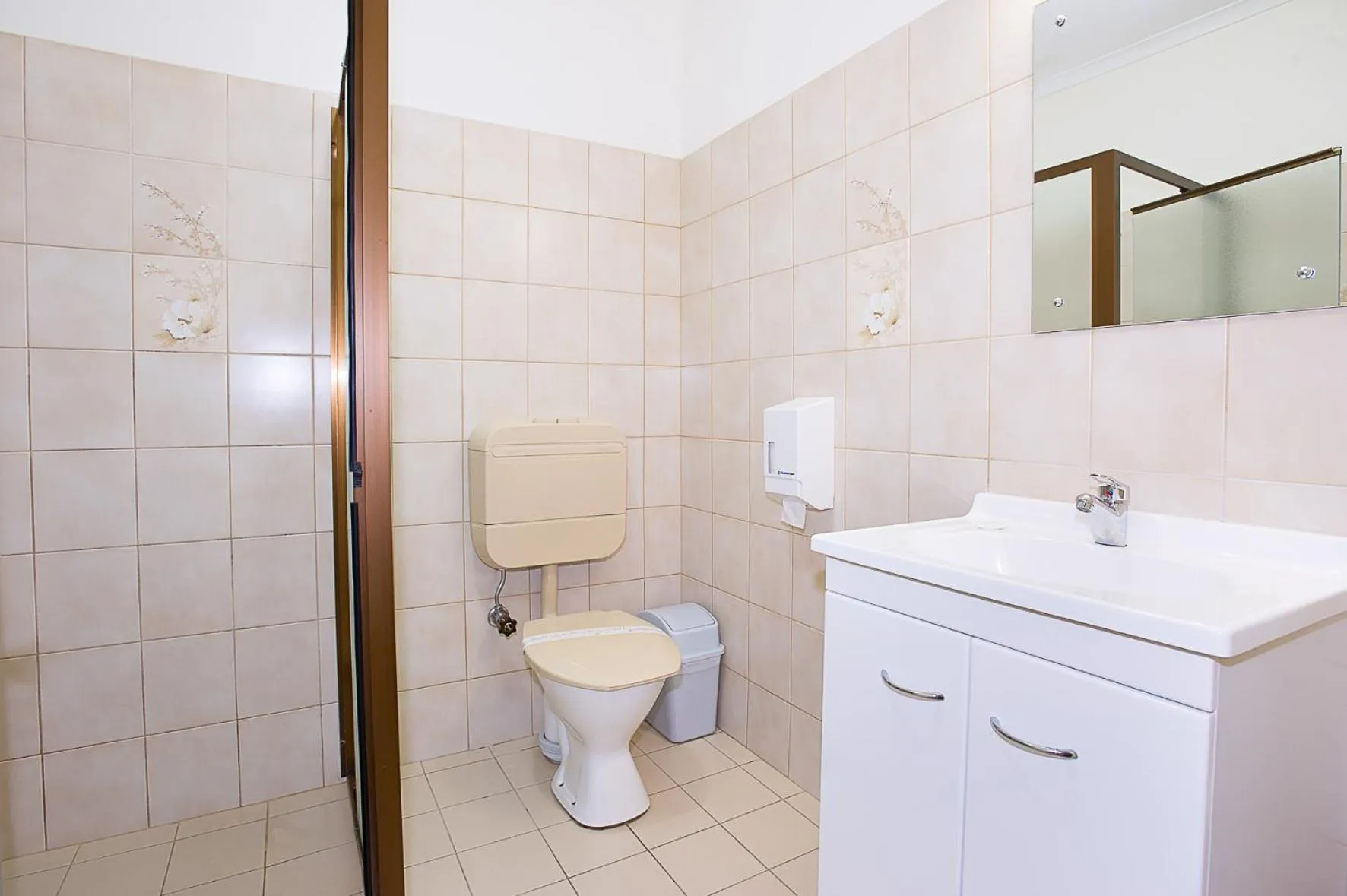 Bathroom in Standpipe Golf Motor Inn