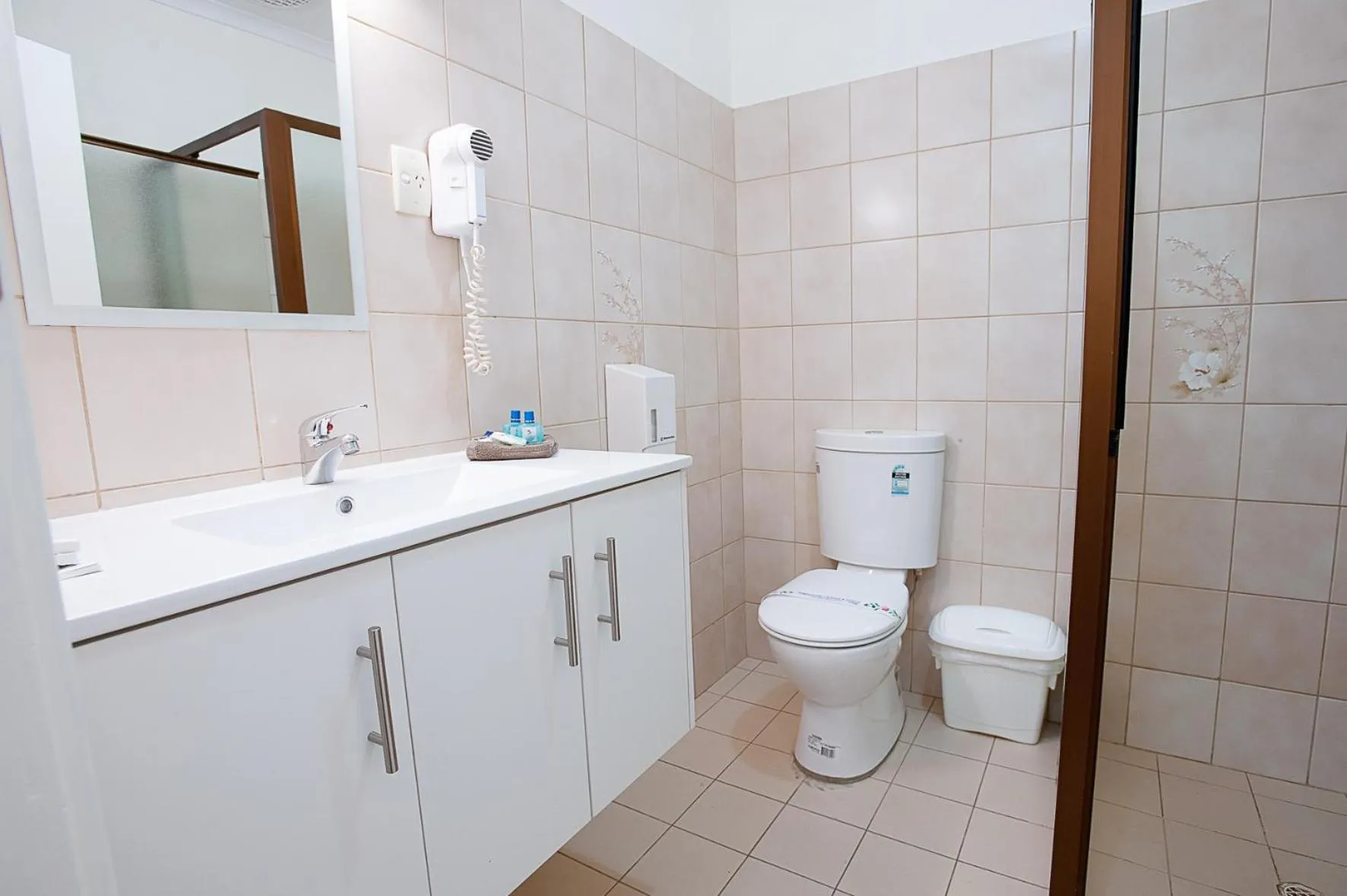 Bathroom in Standpipe Golf Motor Inn