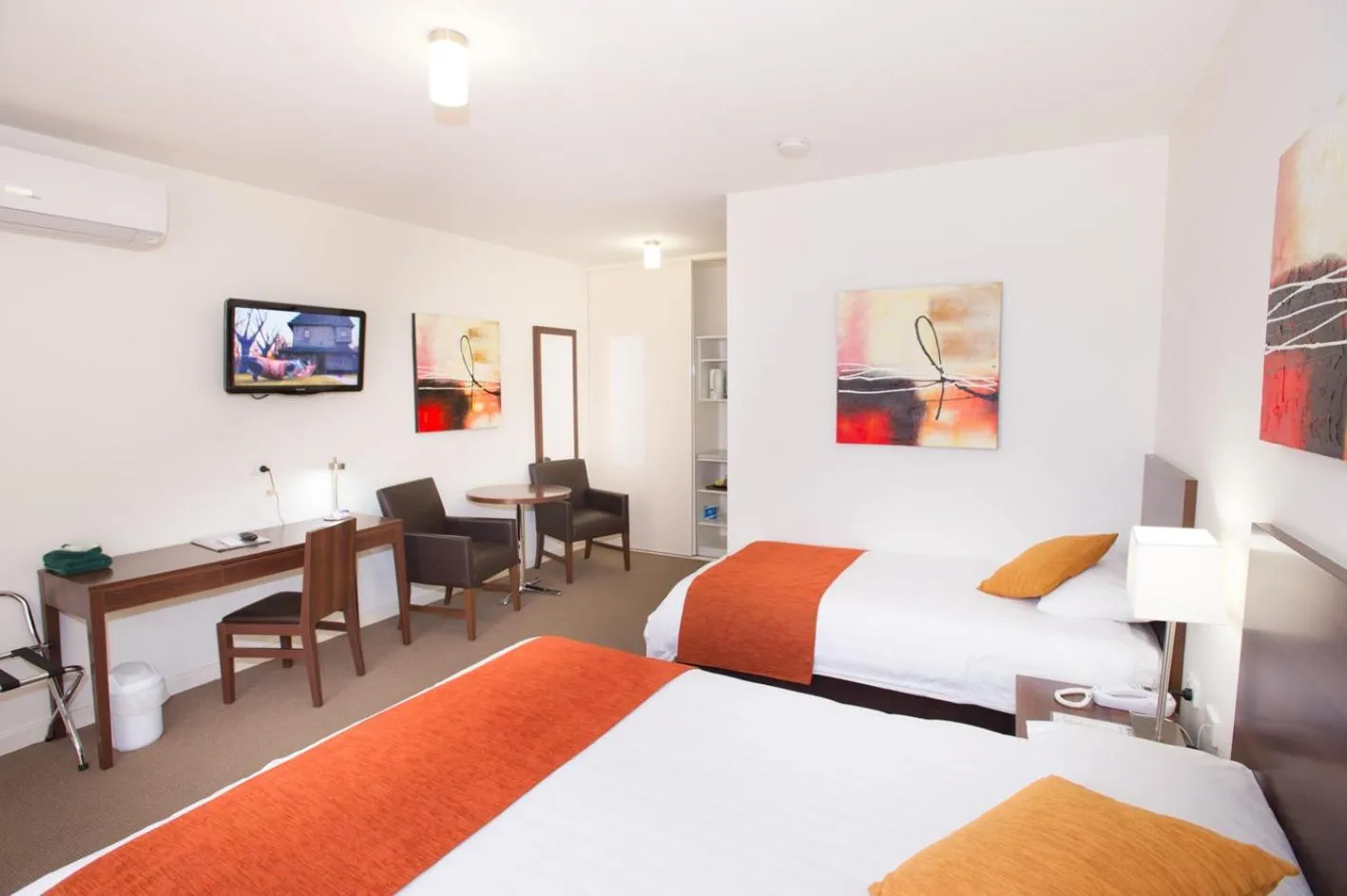 Photo of the whole room, Bed in Standpipe Golf Motor Inn