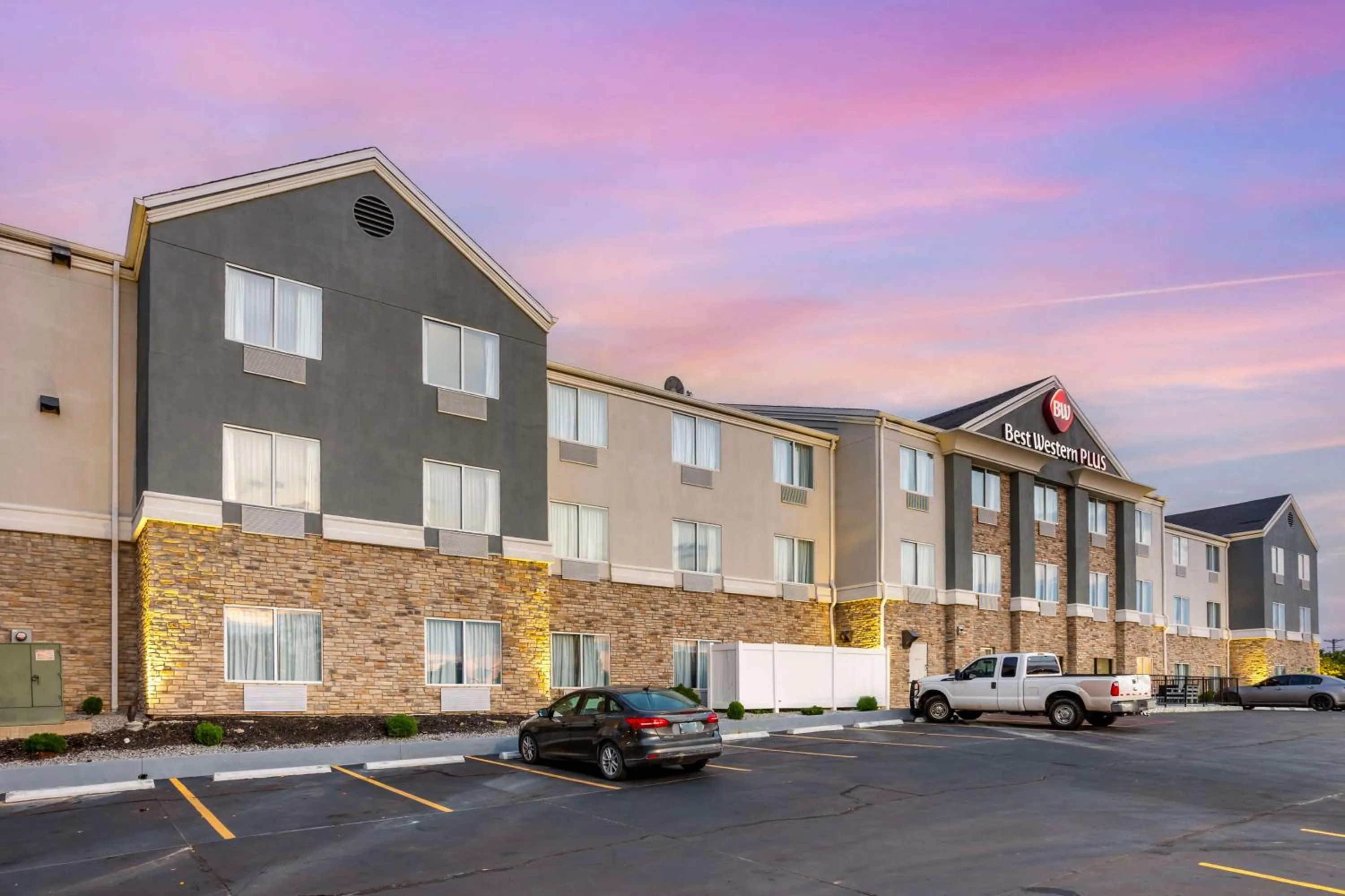 Property building in Best Western Plus Columbia Inn