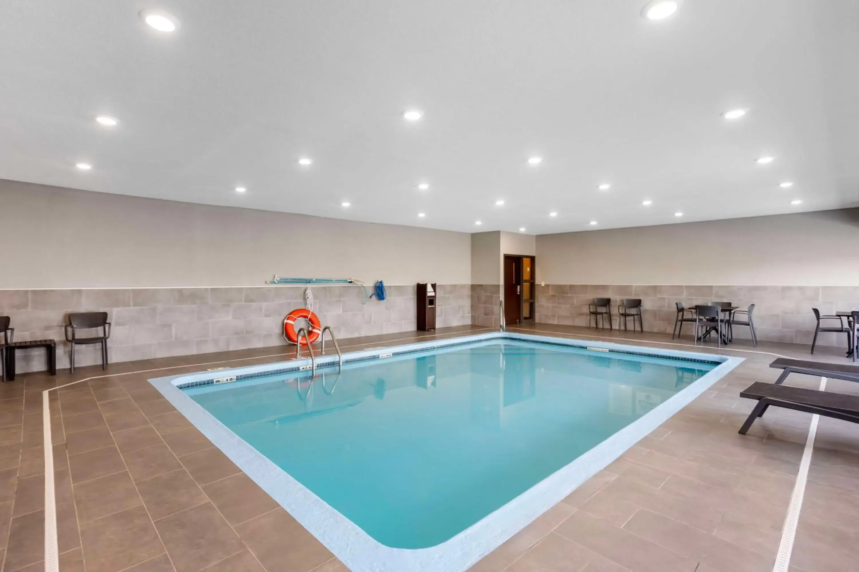 Pool view in Best Western Plus Columbia Inn Pool view in Best Western Plus Columbia Inn