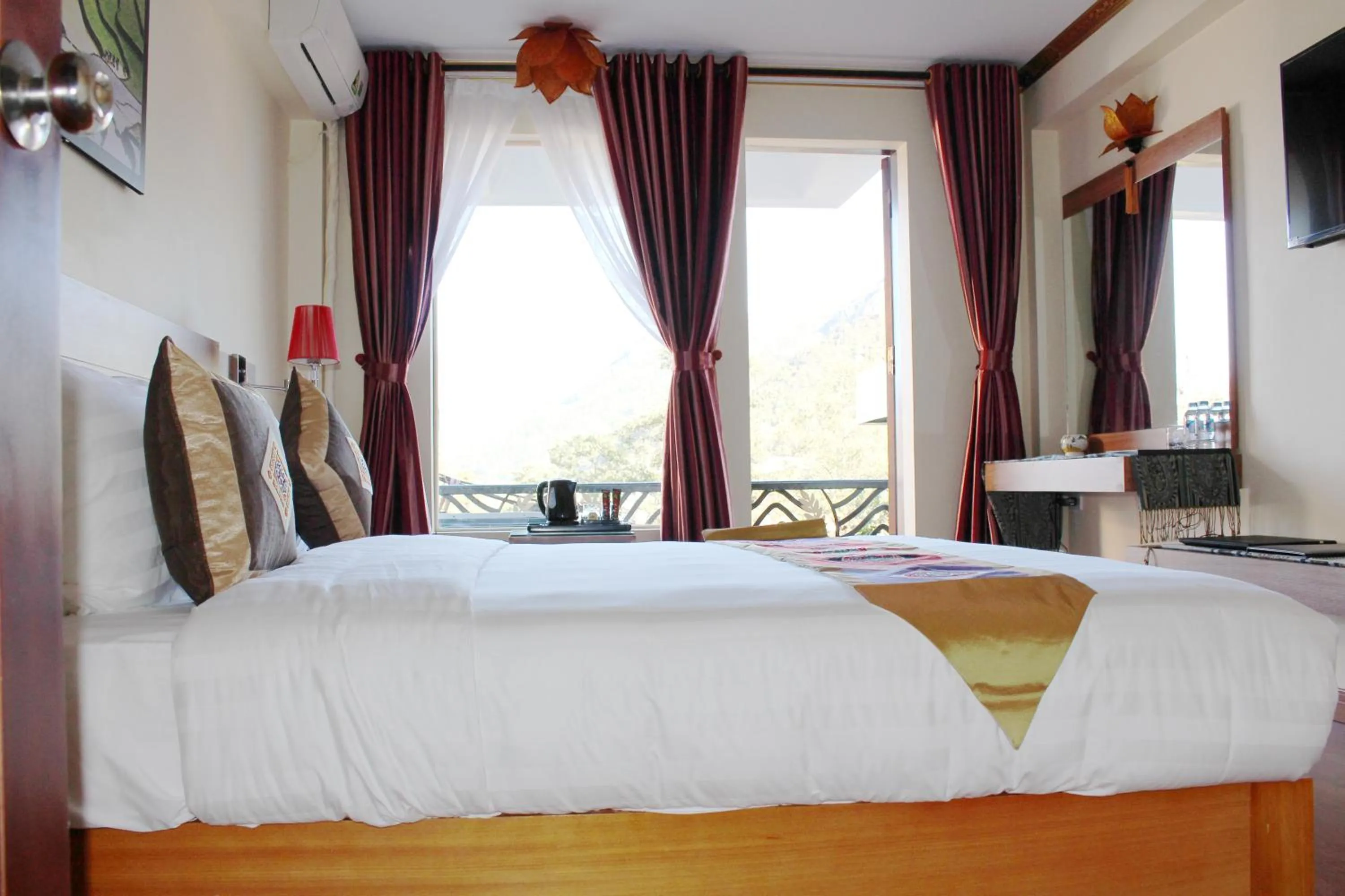 Photo of the whole room, Bed in Sapa Dragon Hotel