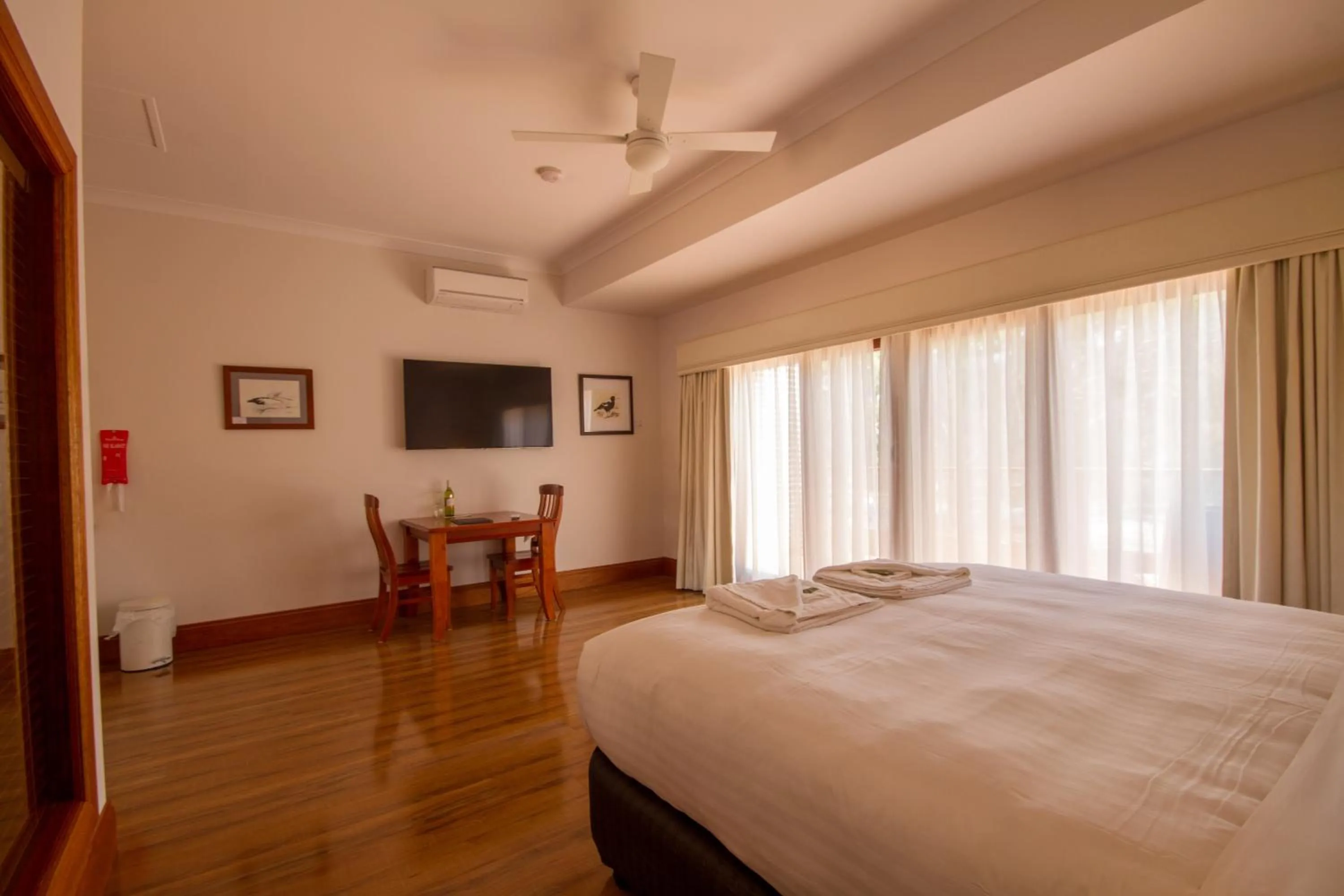 Dining area, Bed in Birdwood Motel