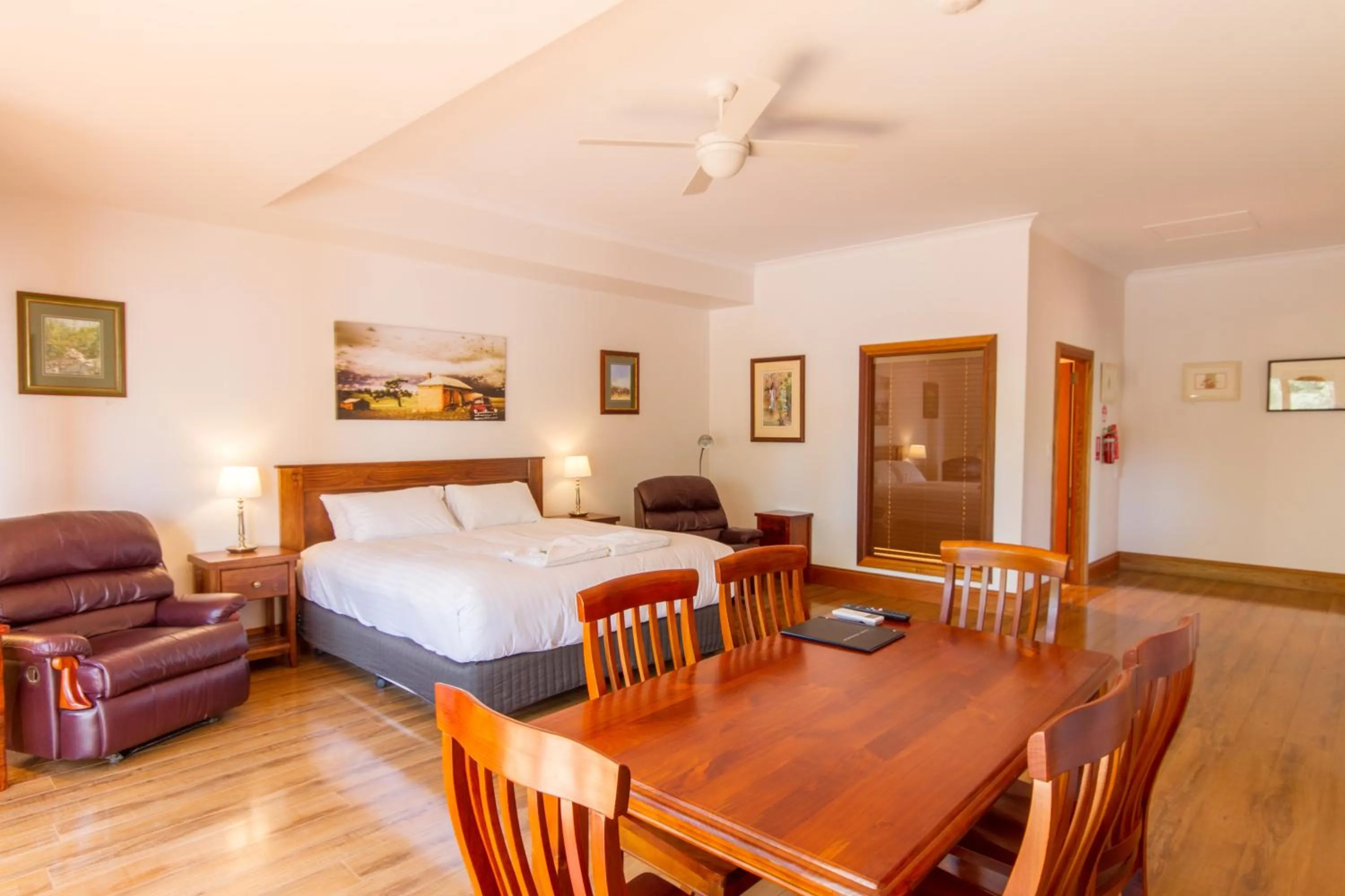 Bedroom, Bed in Birdwood Motel