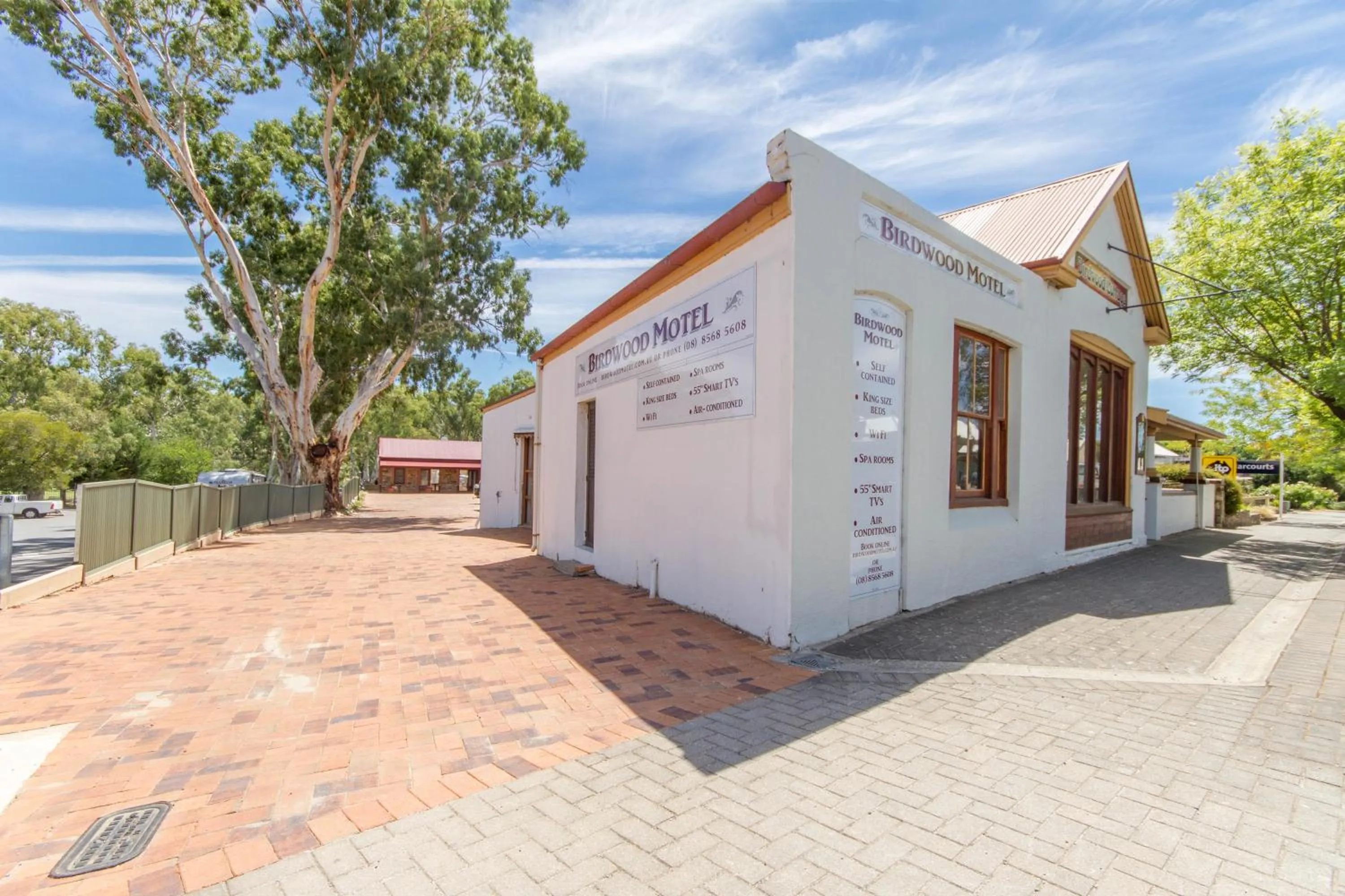 Facade/entrance in Birdwood Motel