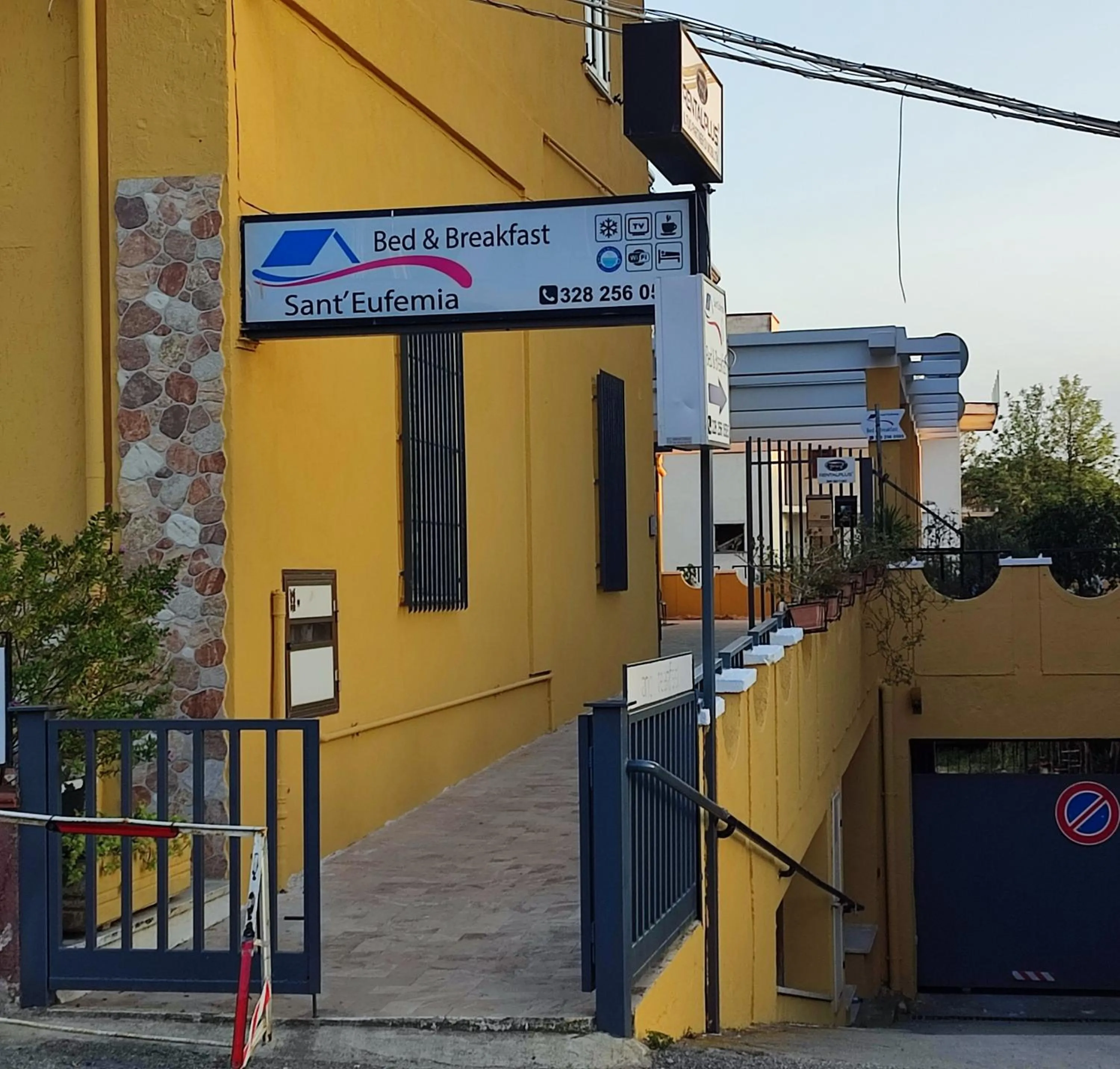 Facade/entrance in B&B Sant'Eufemia