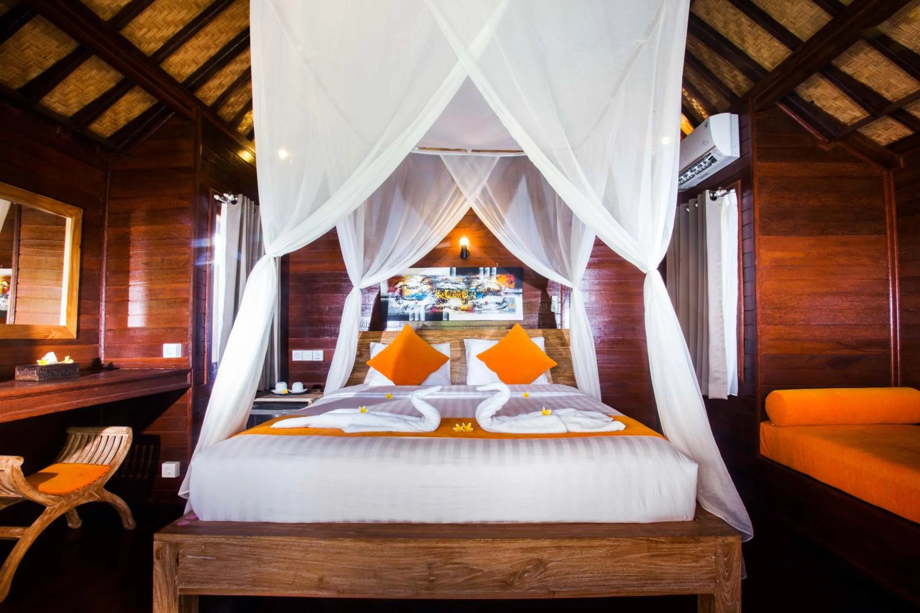 Photo of the whole room, Bed in Dinatah Lembongan Villas