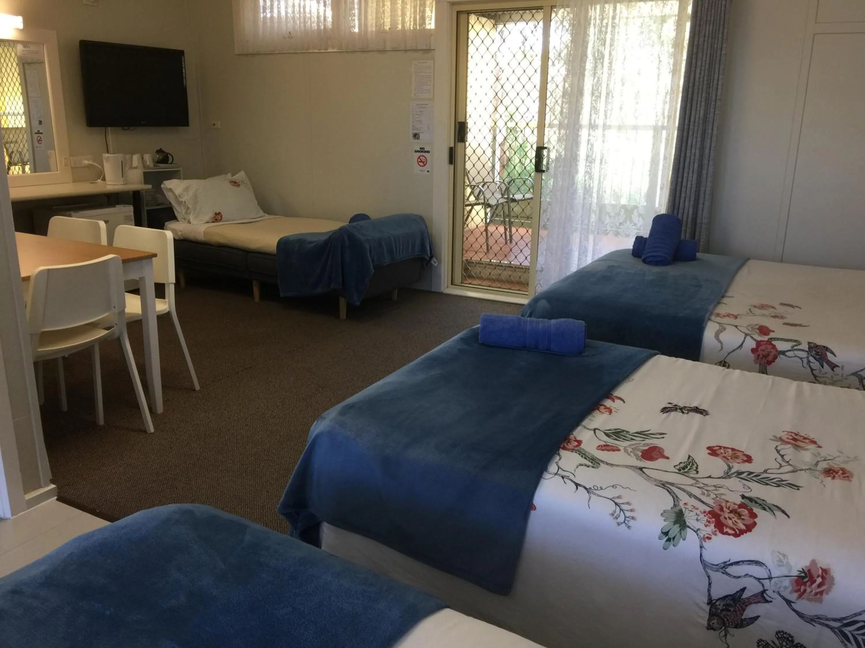 Photo of the whole room, Bed in Donald Riverside Motel