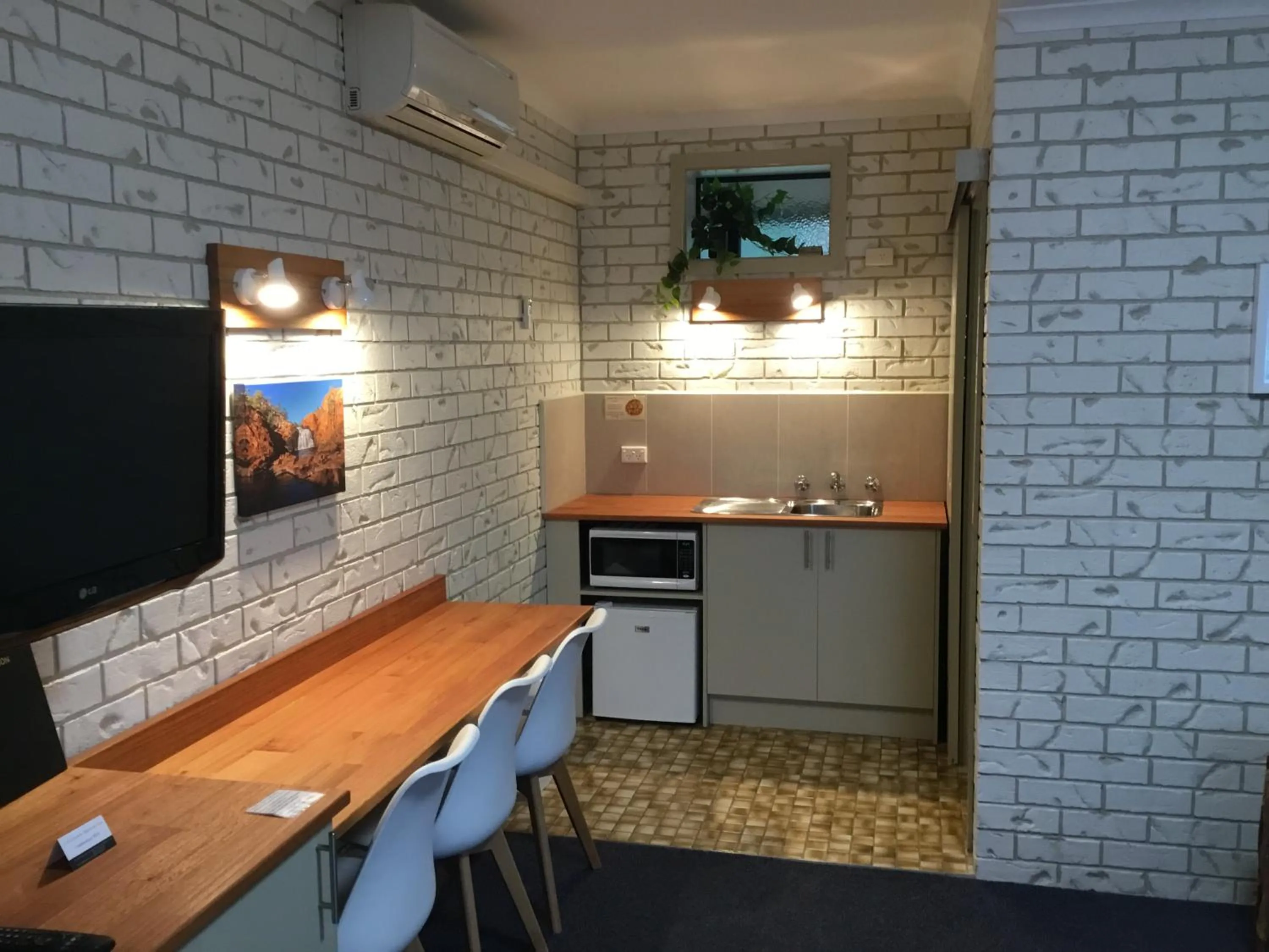 Kitchen or kitchenette in Culcairn Motor Inn