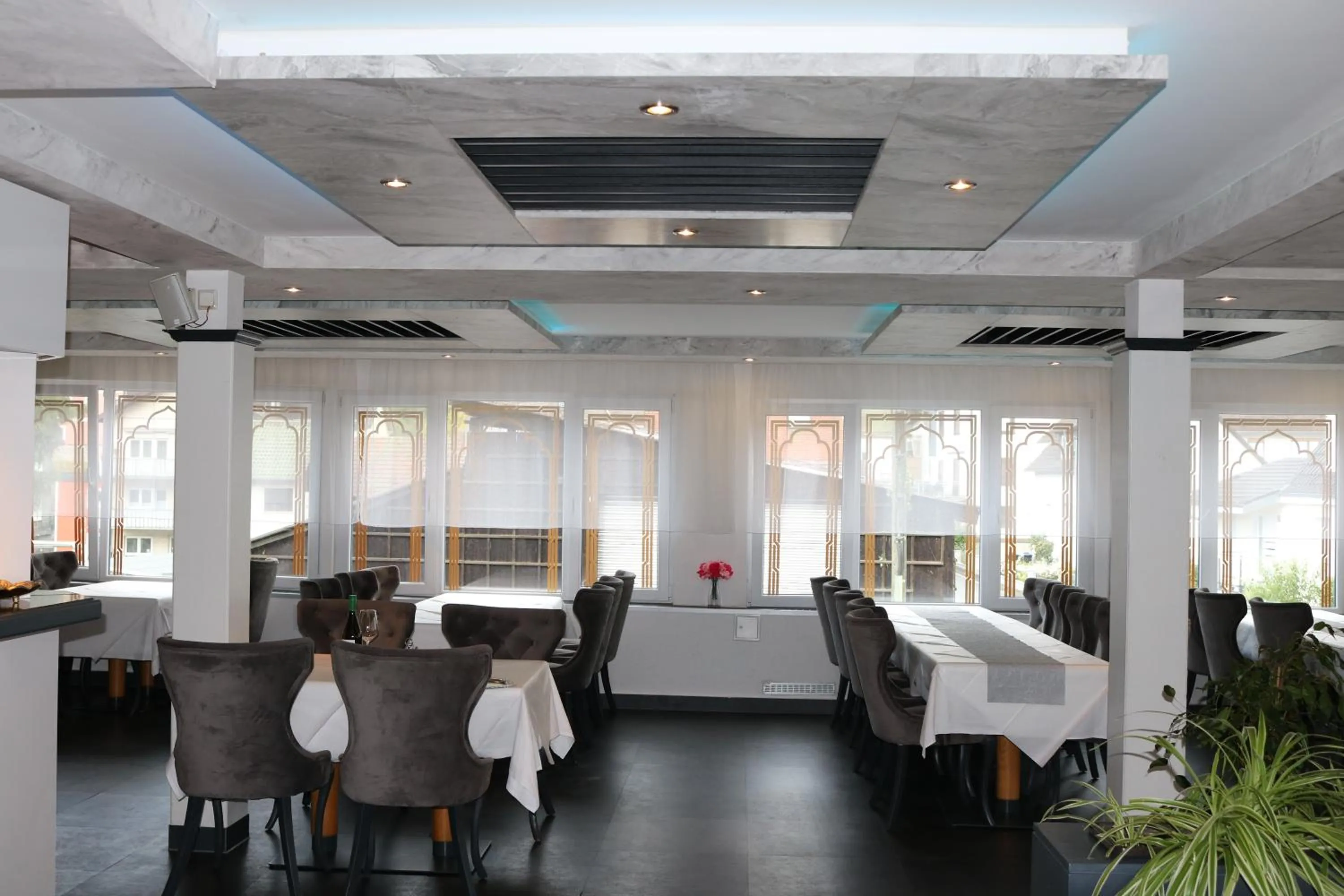 Restaurant/places to eat in Louis Hotels