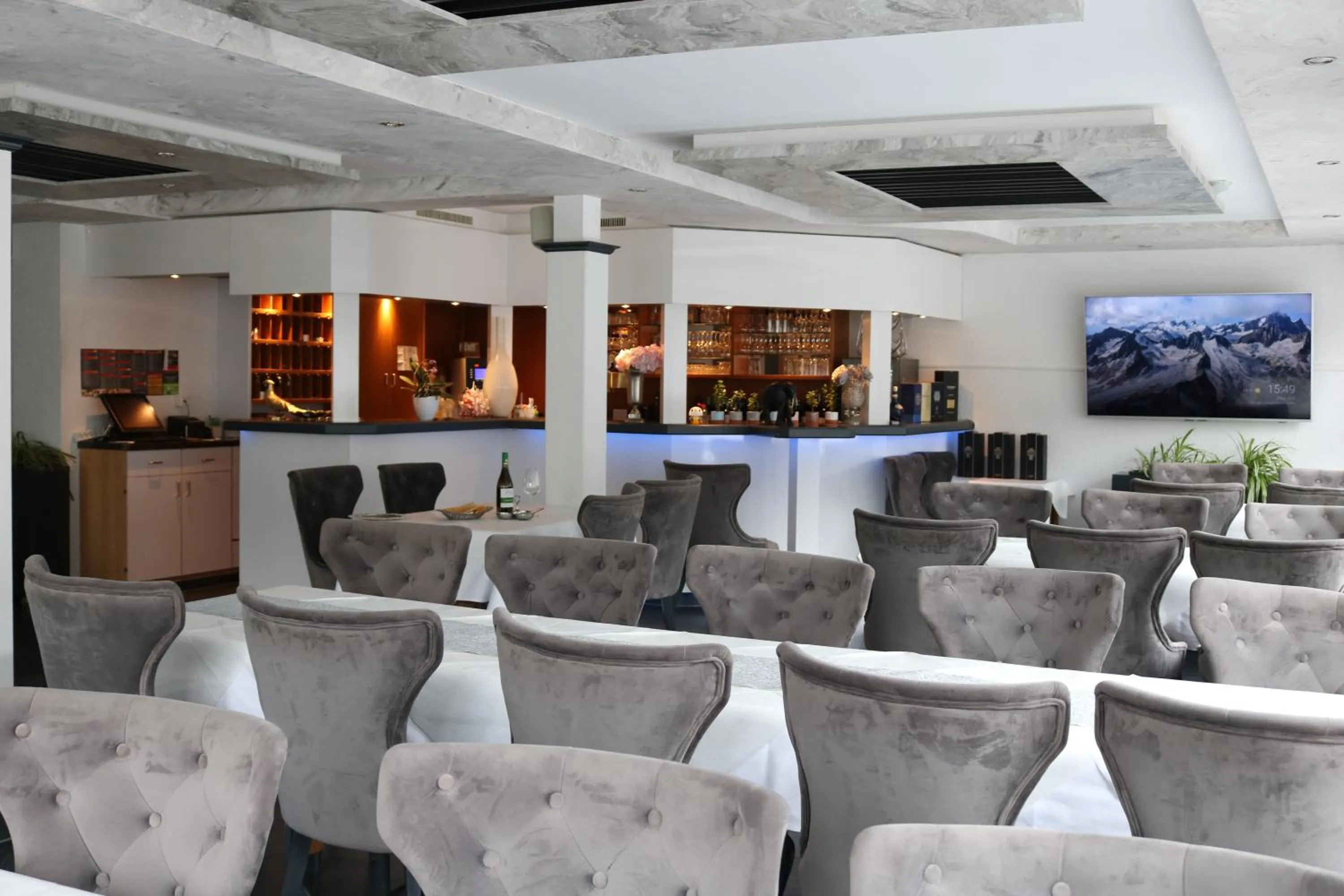 Restaurant/places to eat in Louis Hotels