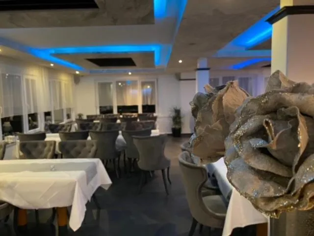 Restaurant/places to eat in Louis Hotels