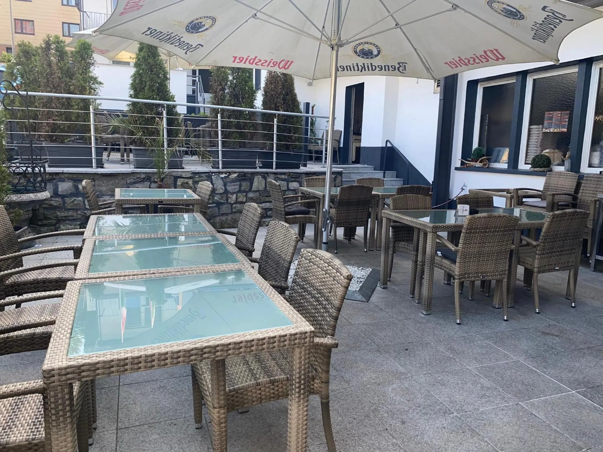 Restaurant/places to eat in Louis Hotels