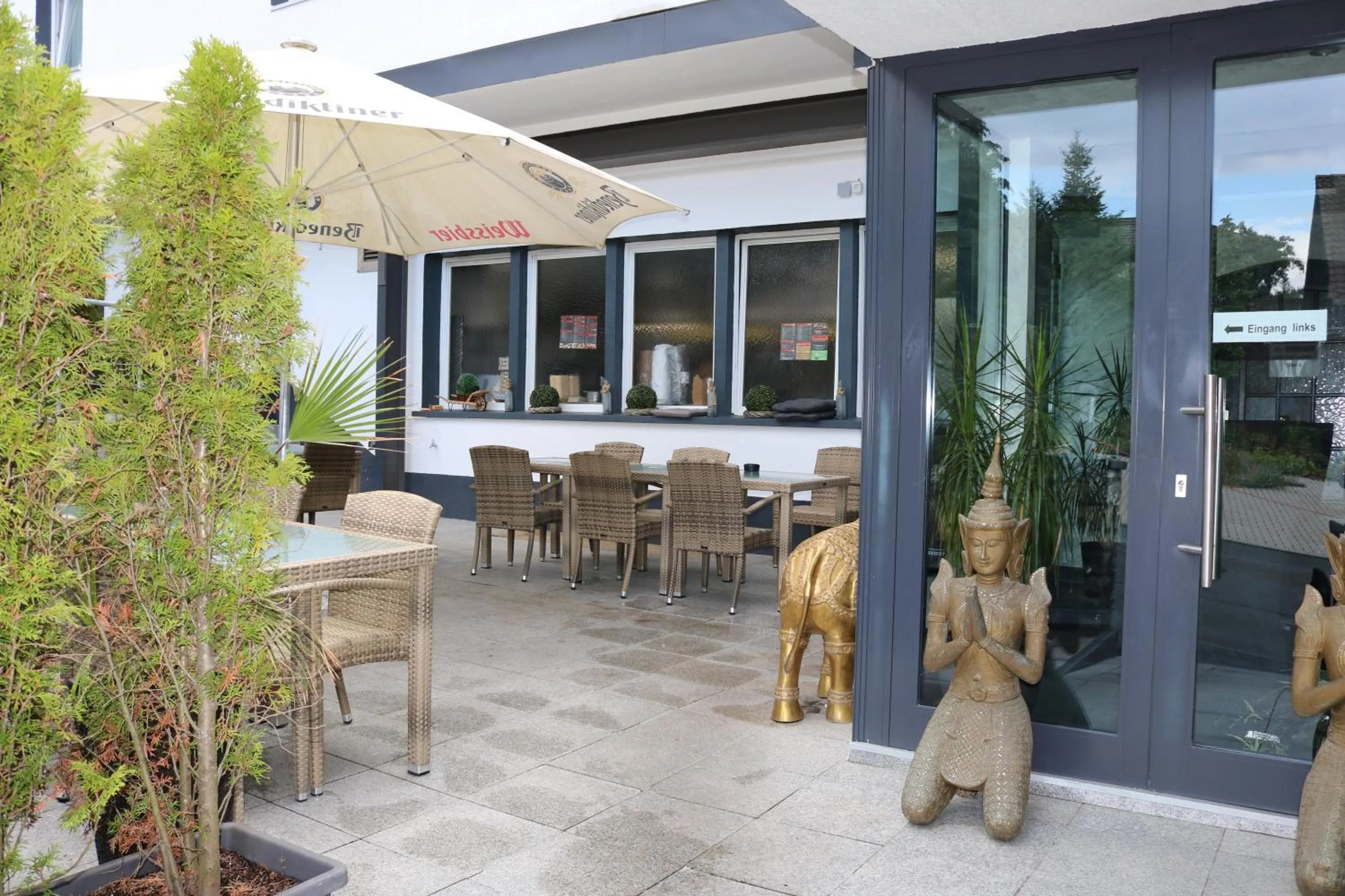 Restaurant/places to eat in Louis Hotels