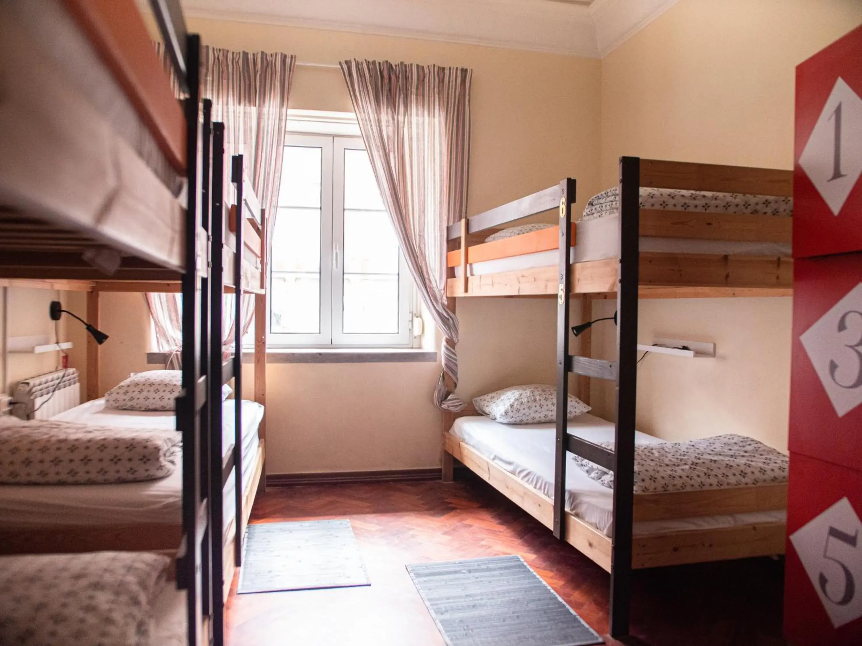 6-Bed Mixed Dormitory Room in Lisbon Top Hostel 6-Bed Mixed Dormitory Room in Lisbon Top Hostel