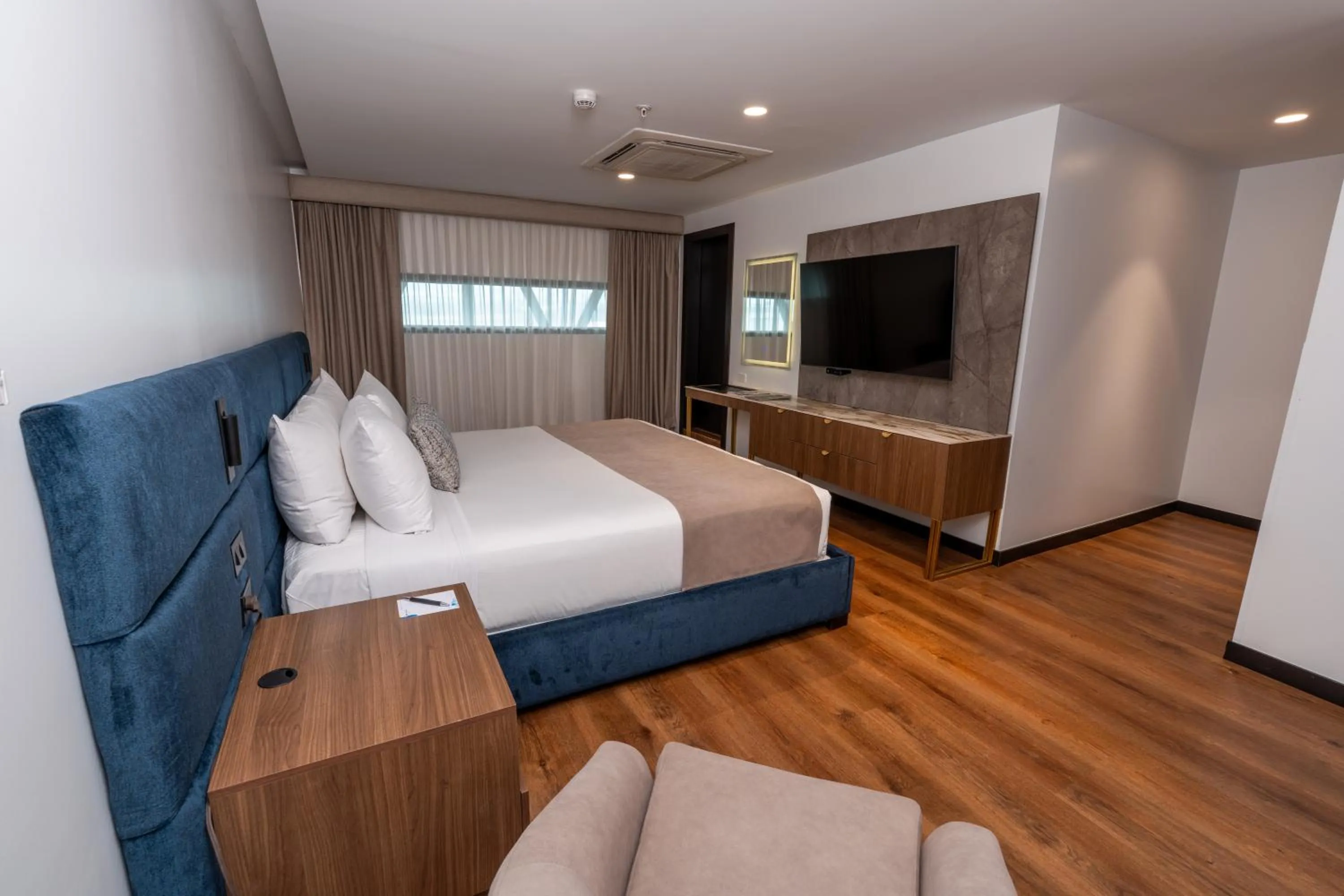 Photo of the whole room, Bed in Wyndham Quito Airport