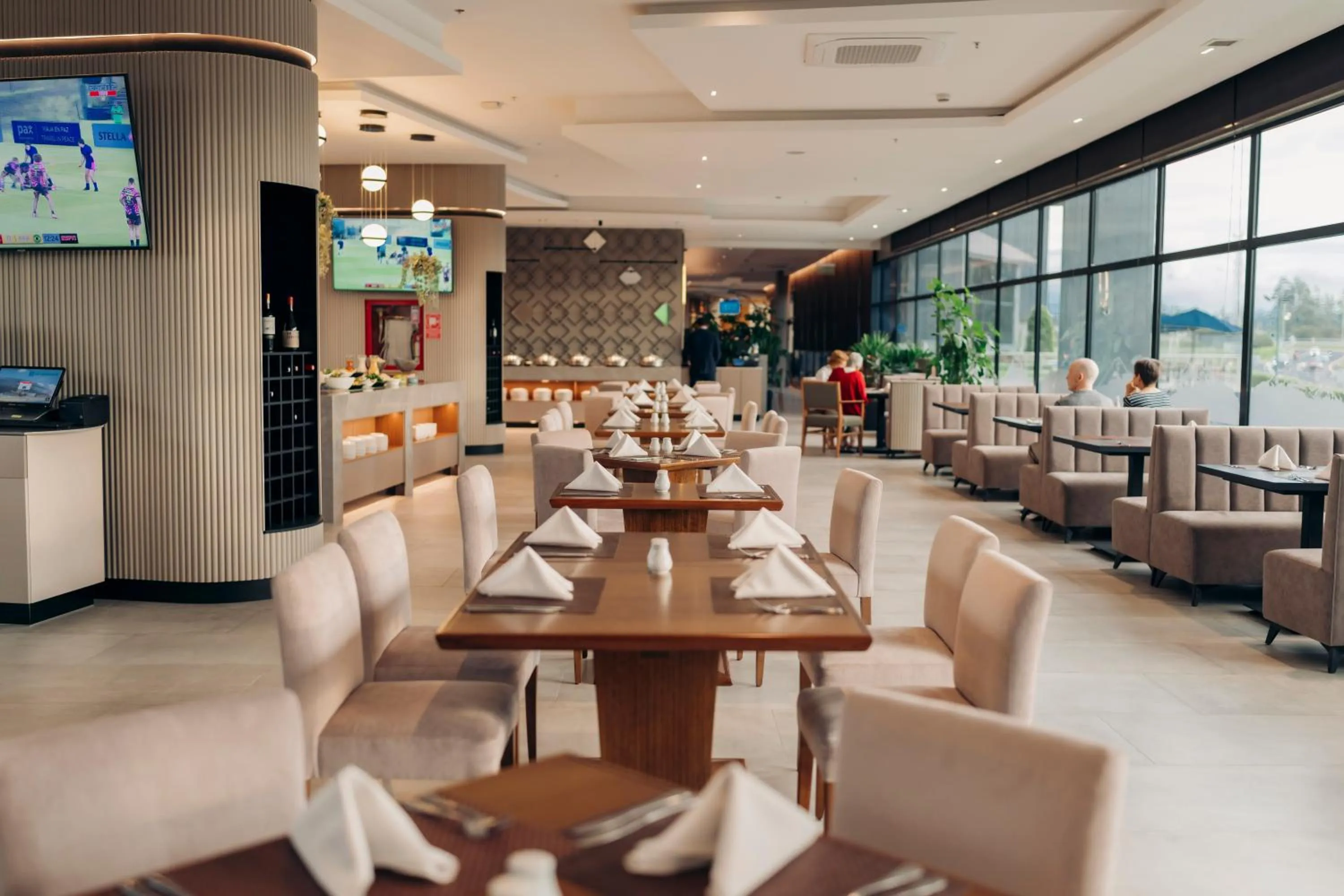 Restaurant/places to eat in Wyndham Quito Airport