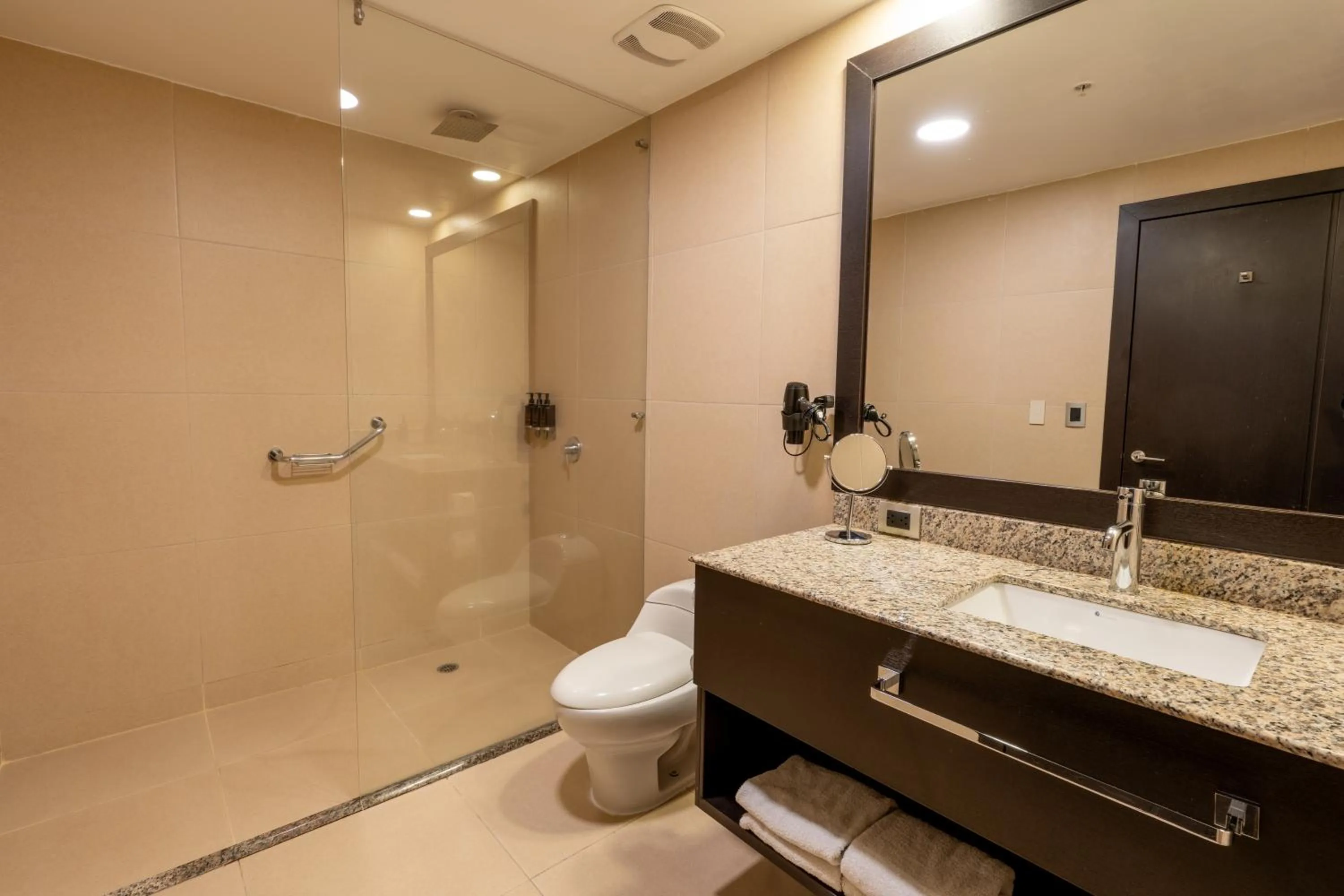 Bathroom in Wyndham Quito Airport