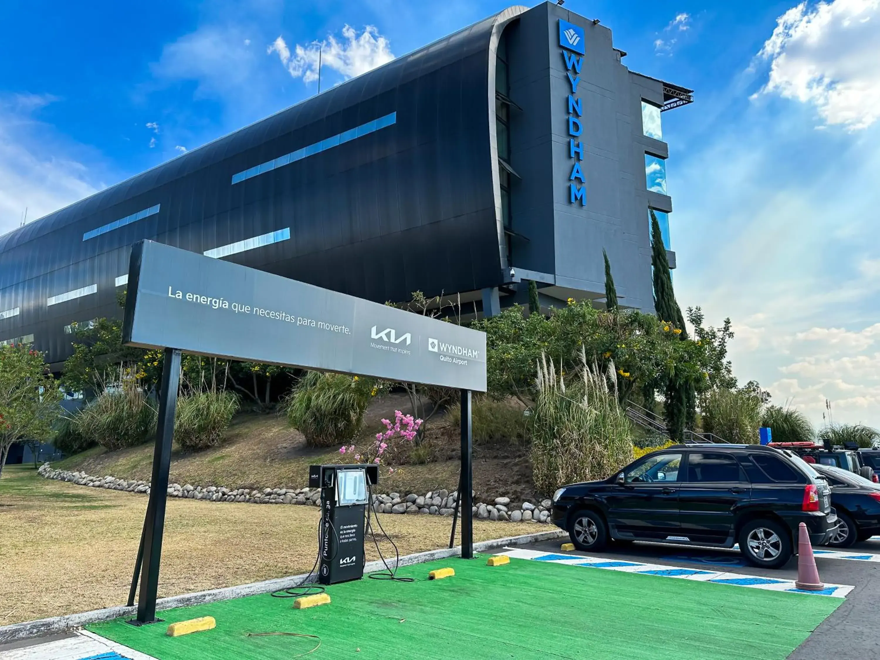 Facade/entrance in Wyndham Quito Airport Facade/entrance in Wyndham Quito Airport