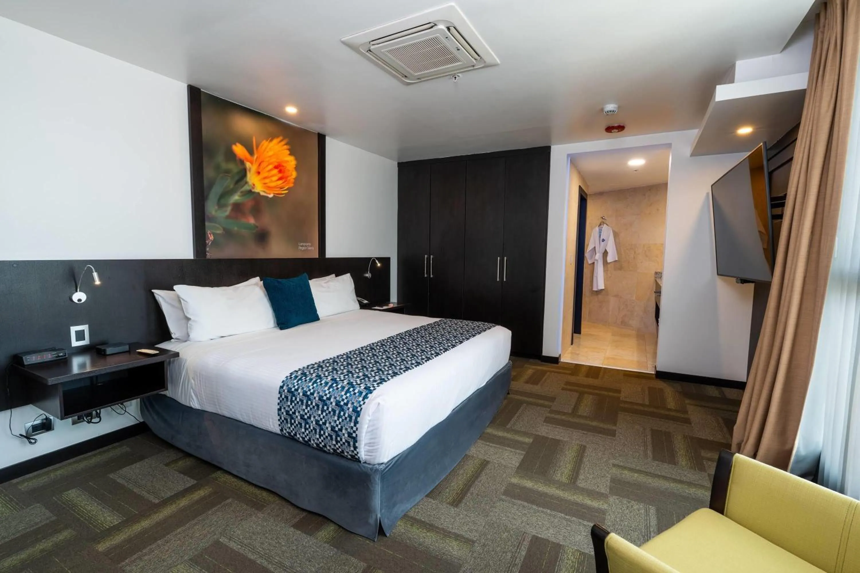 Photo of the whole room, Bed in Wyndham Quito Airport
