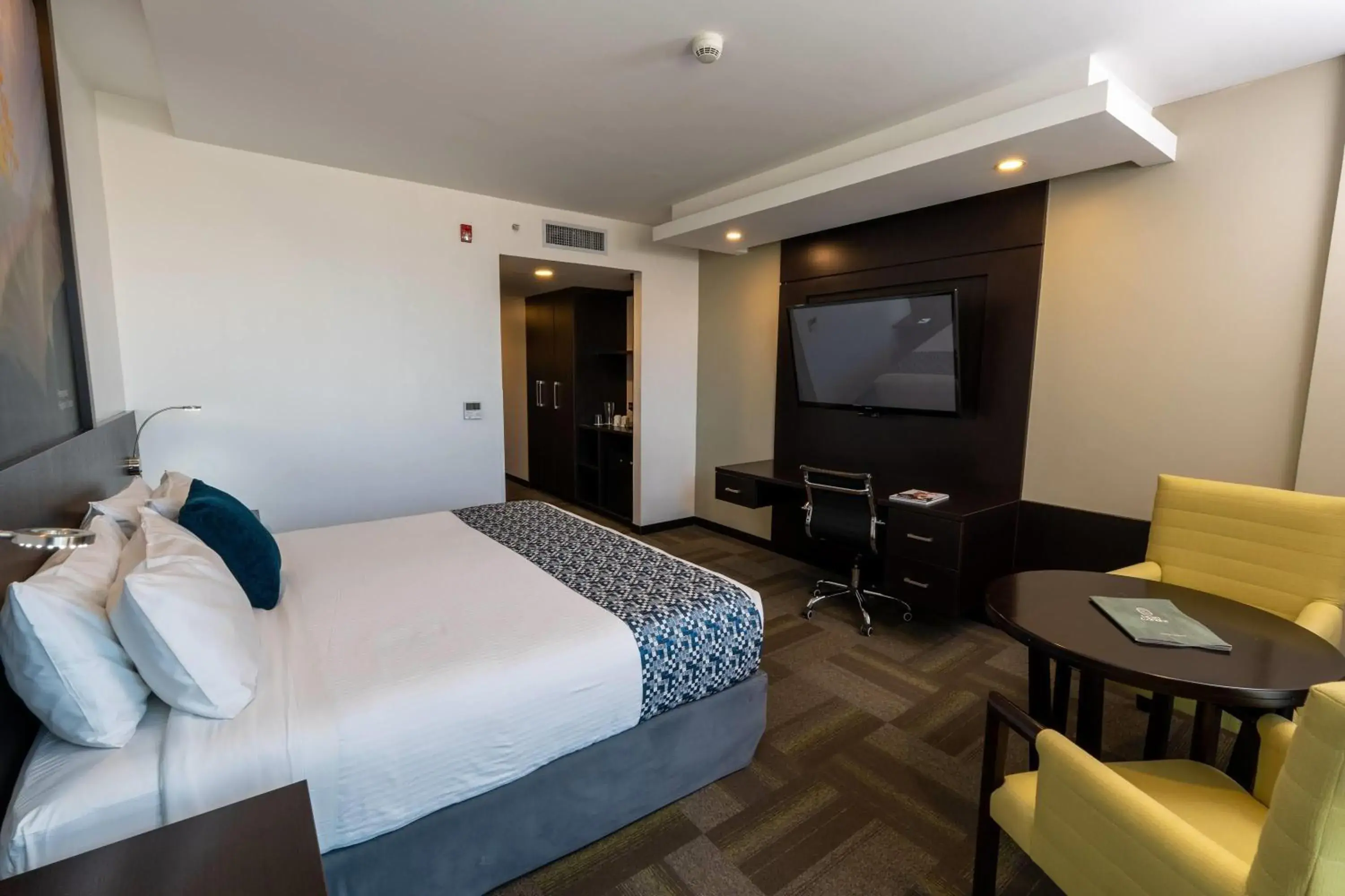 Deluxe King Room - Non-Smoking in Wyndham Quito Airport Deluxe King Room - Non-Smoking in Wyndham Quito Airport