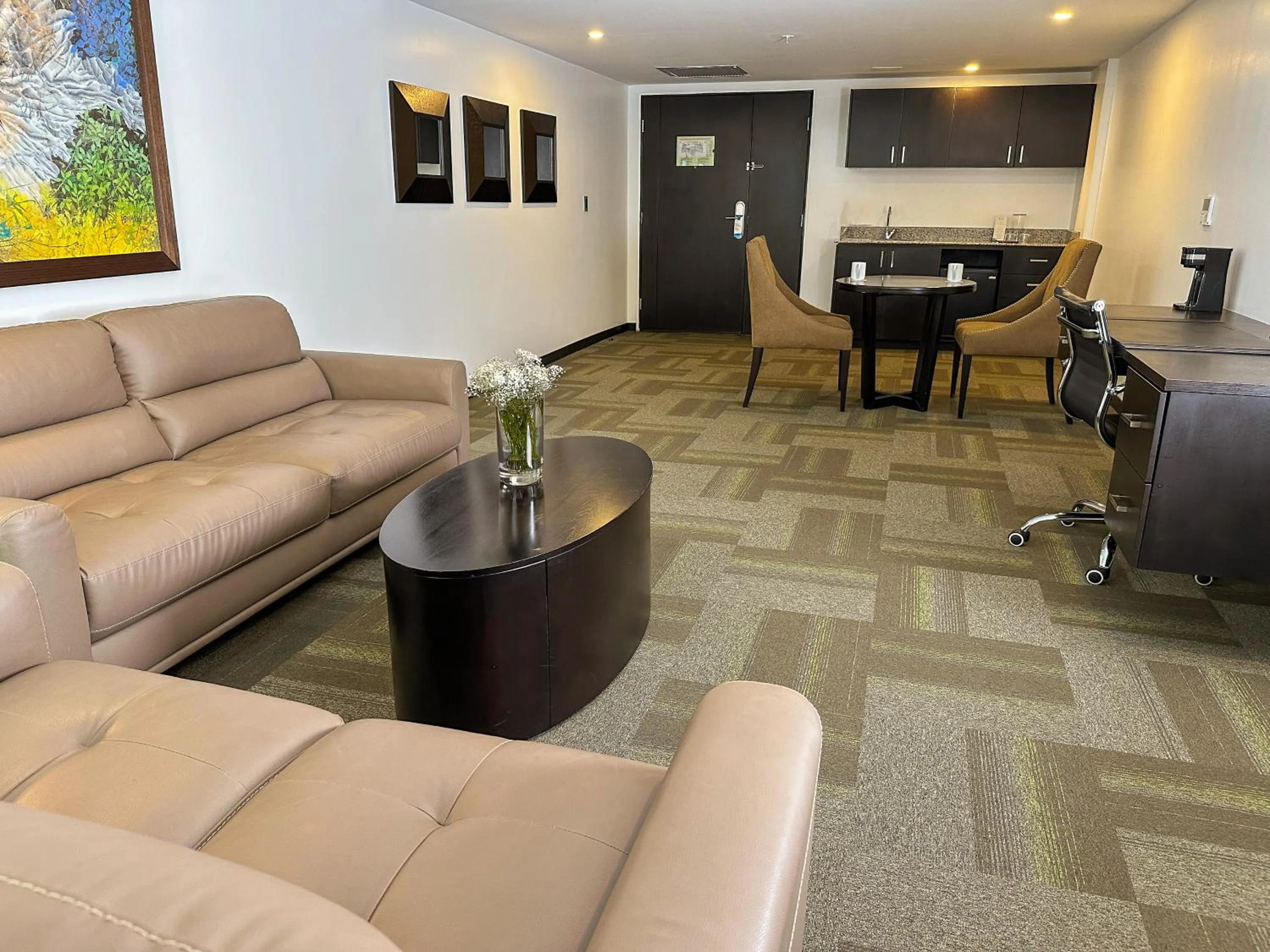 Living room in Wyndham Quito Airport