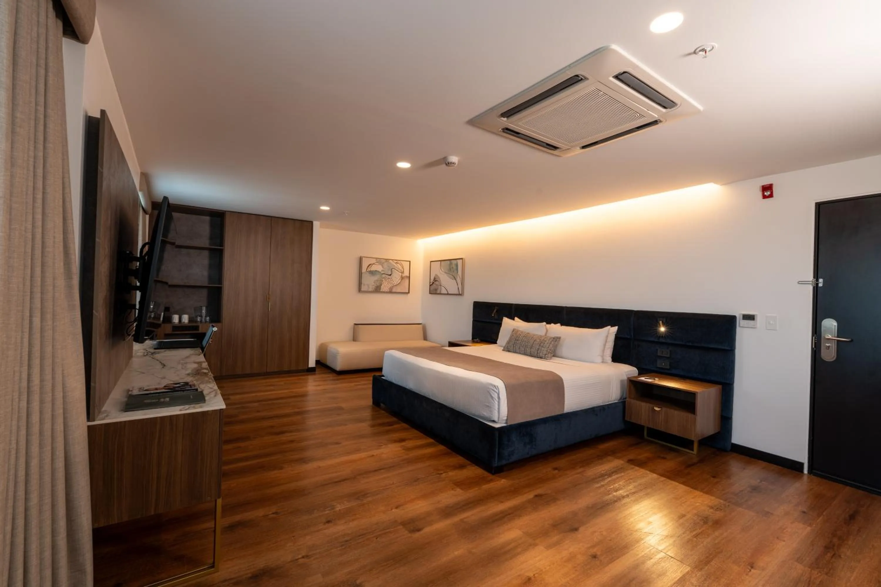 Photo of the whole room, Bed in Wyndham Quito Airport