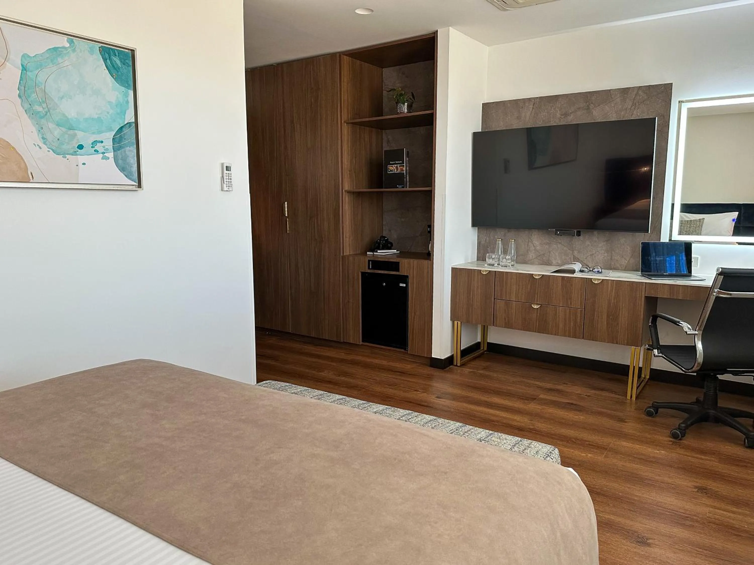 Bedroom, Bed in Wyndham Quito Airport