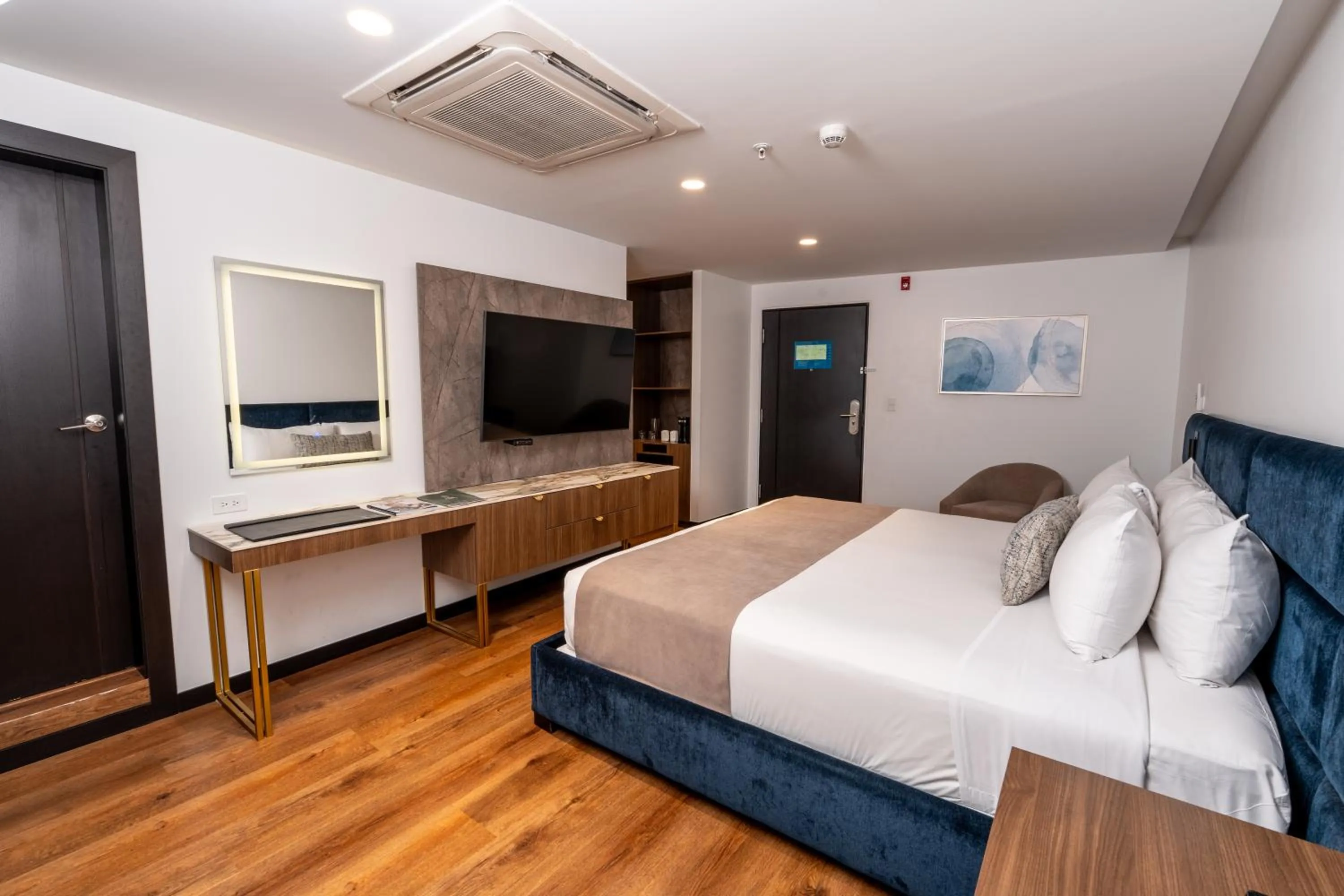 Photo of the whole room, Bed in Wyndham Quito Airport