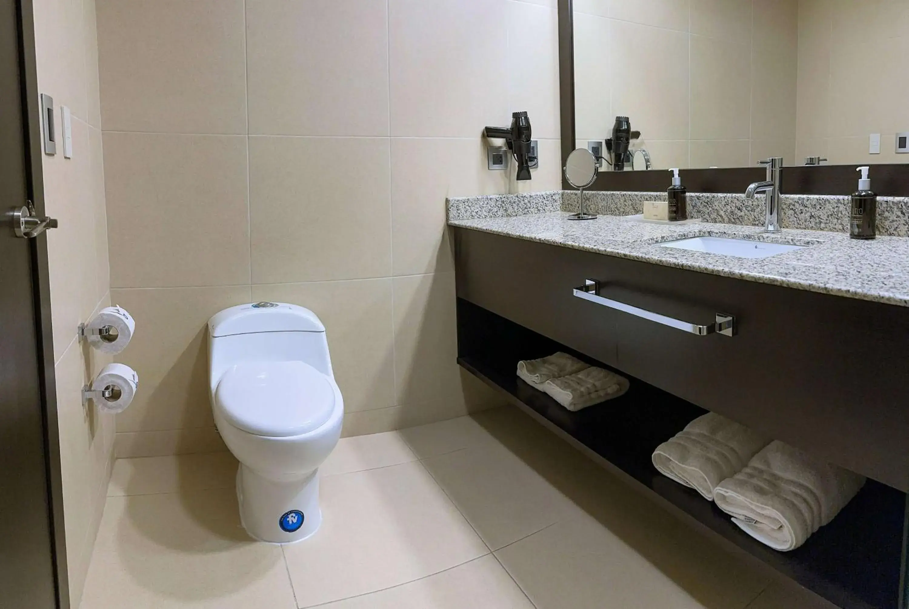 Photo of the whole room in Wyndham Quito Airport Photo of the whole room in Wyndham Quito Airport