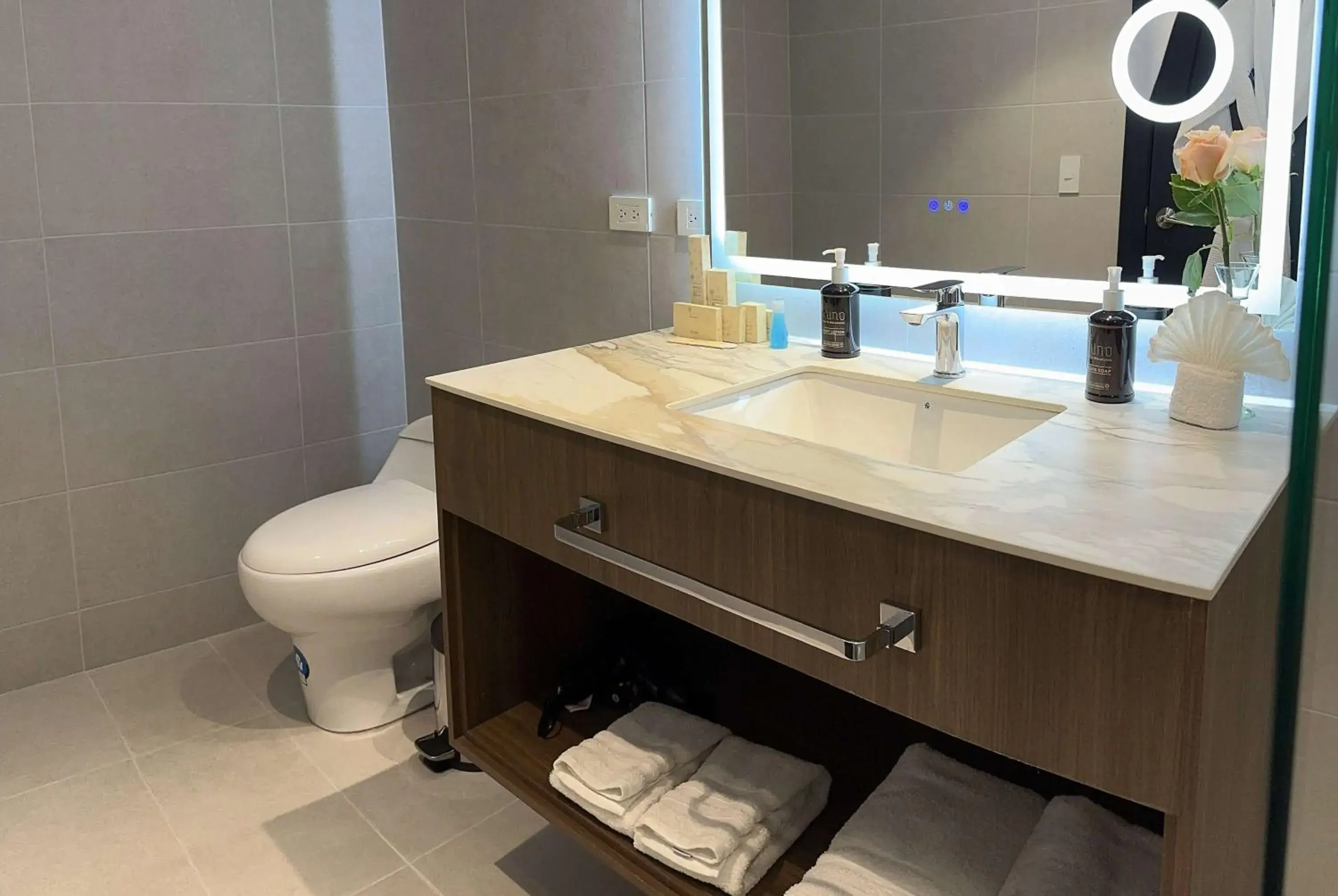 Photo of the whole room in Wyndham Quito Airport Photo of the whole room in Wyndham Quito Airport