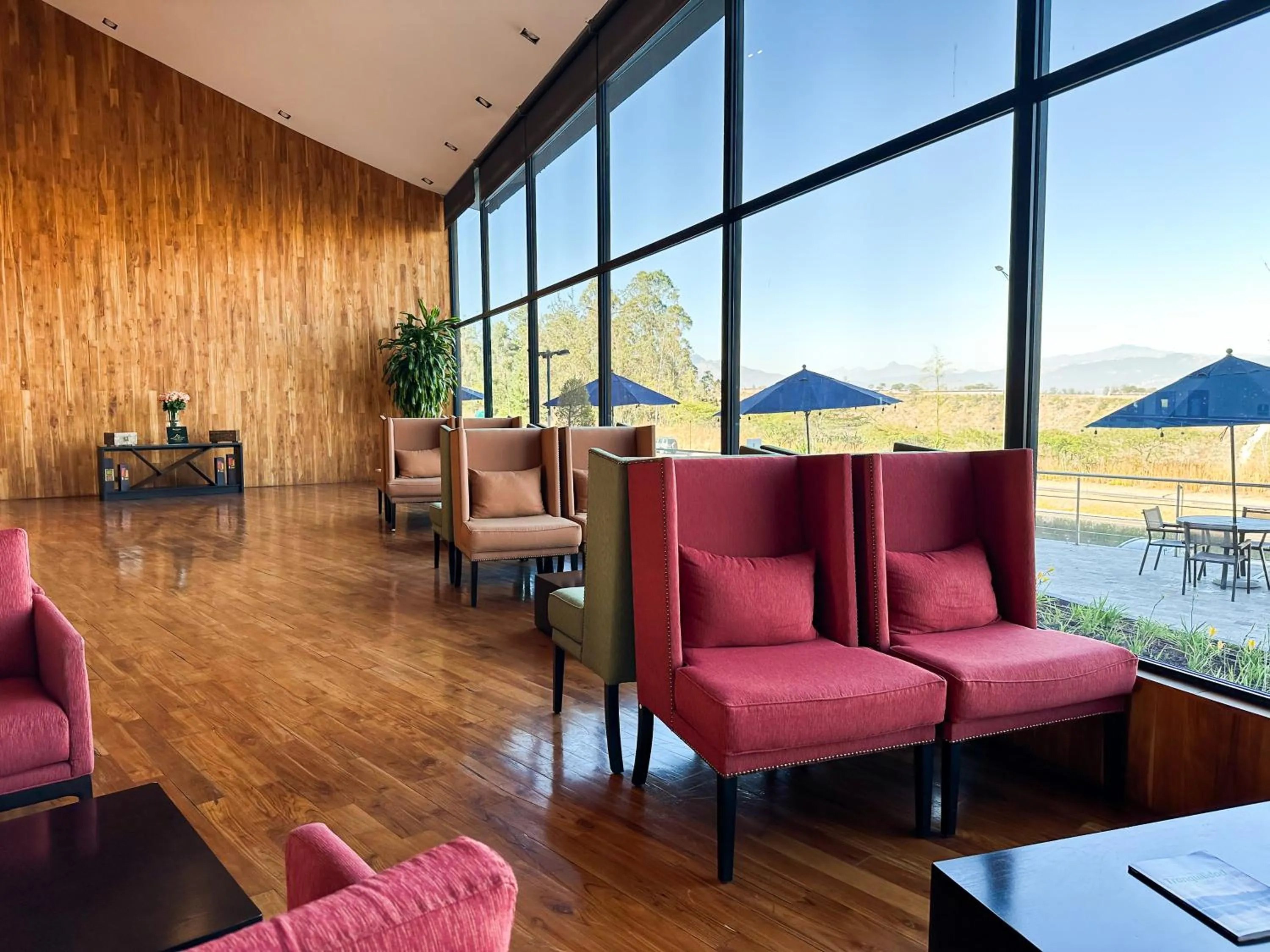 Communal lounge/ TV room in Wyndham Quito Airport