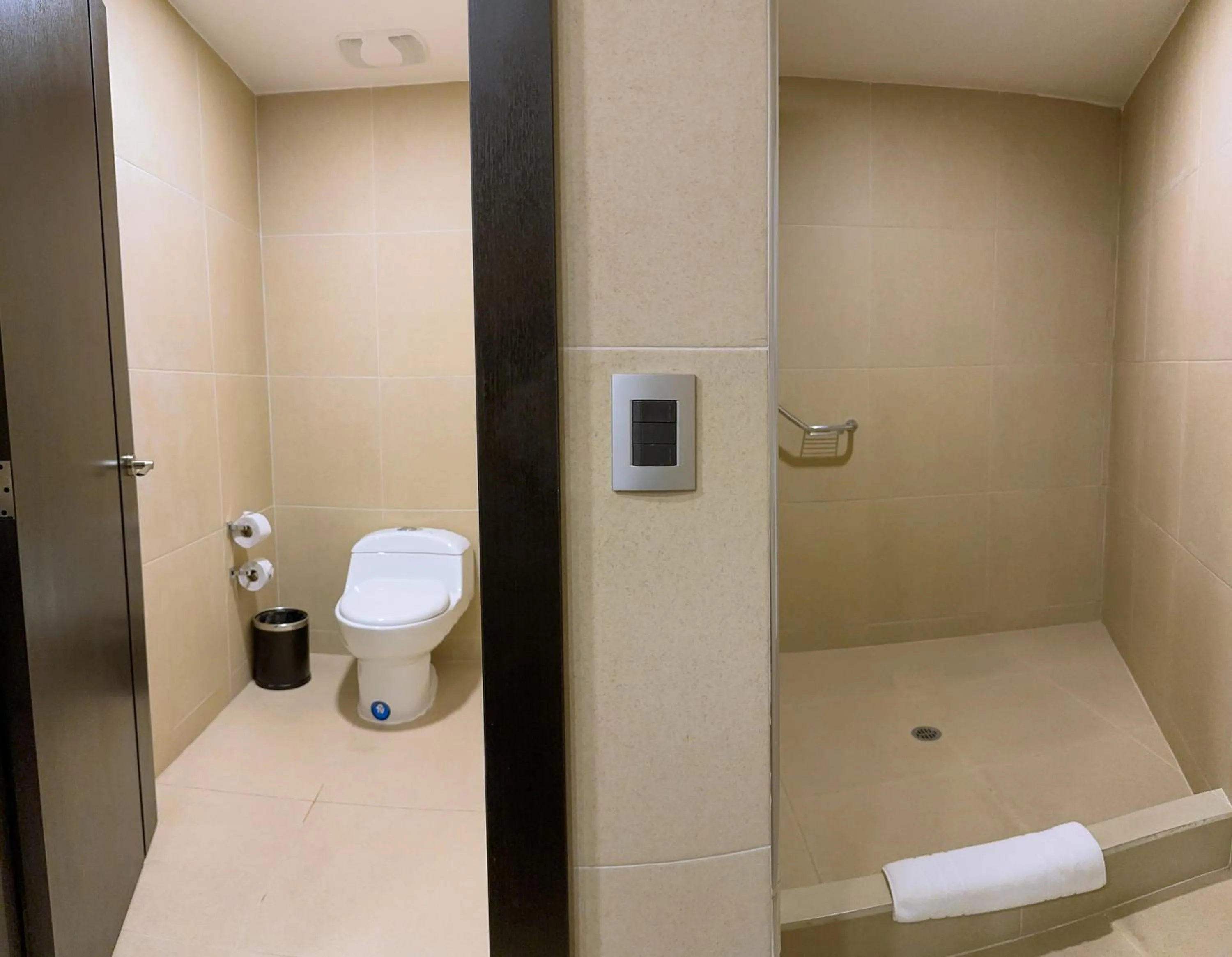 Shower in Wyndham Quito Airport