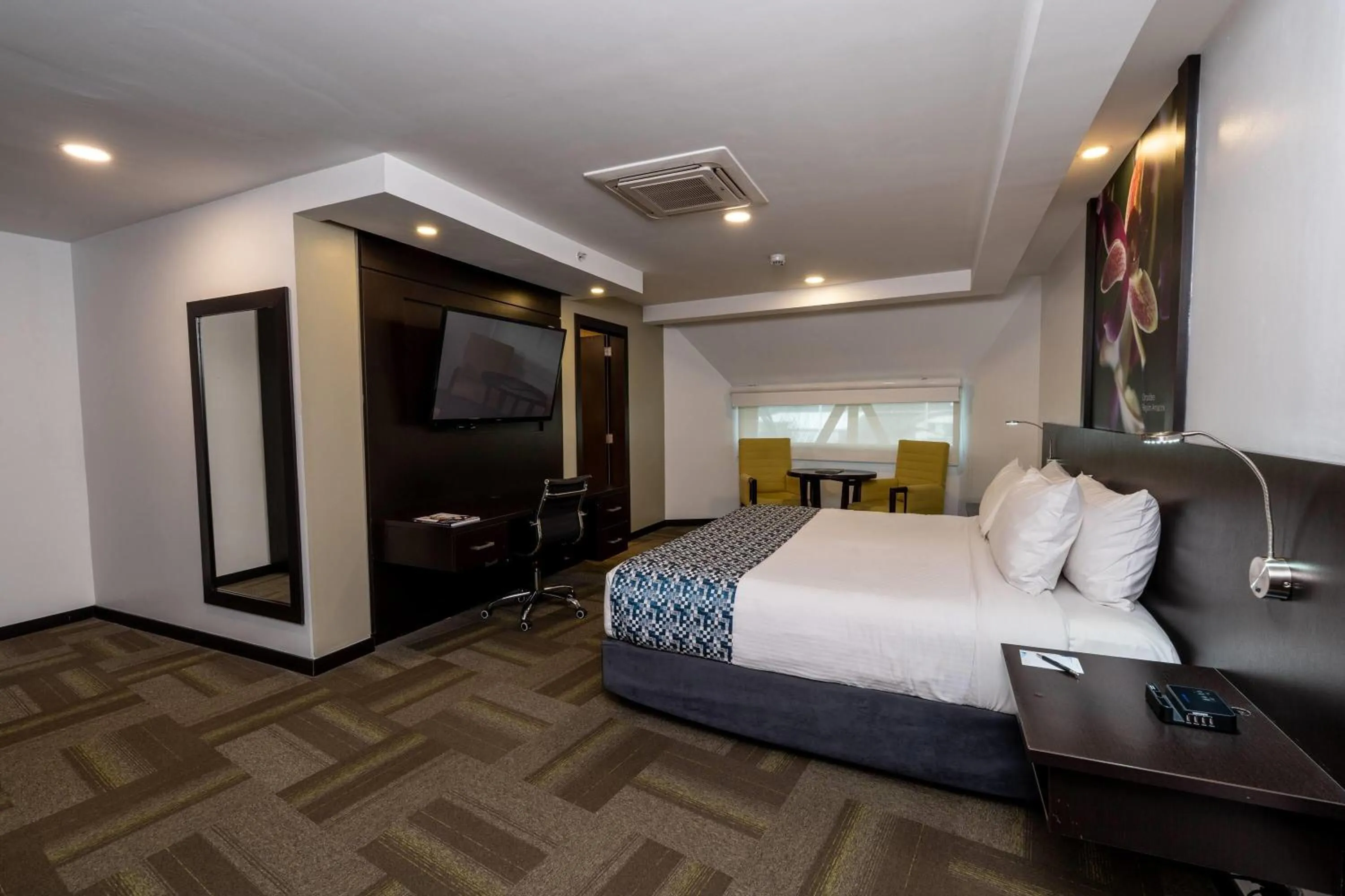 Photo of the whole room, Bed in Wyndham Quito Airport