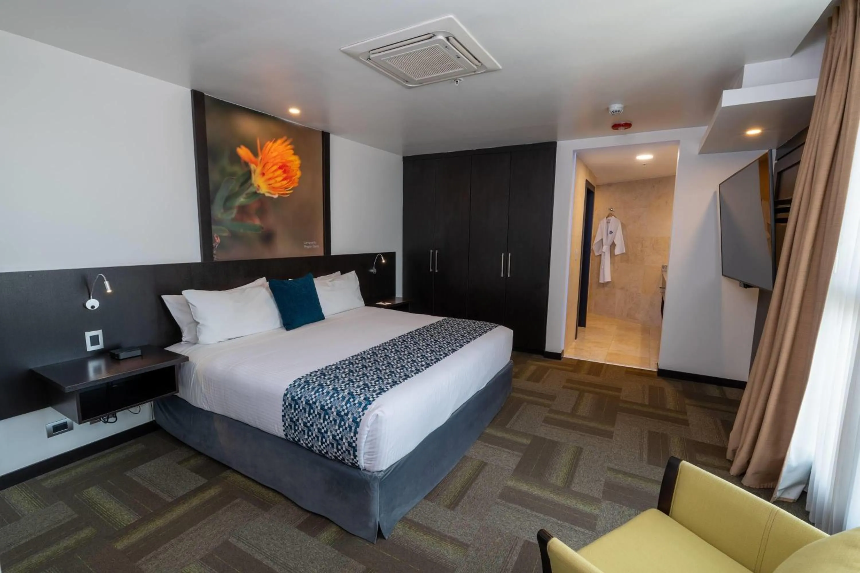 Photo of the whole room, Bed in Wyndham Quito Airport
