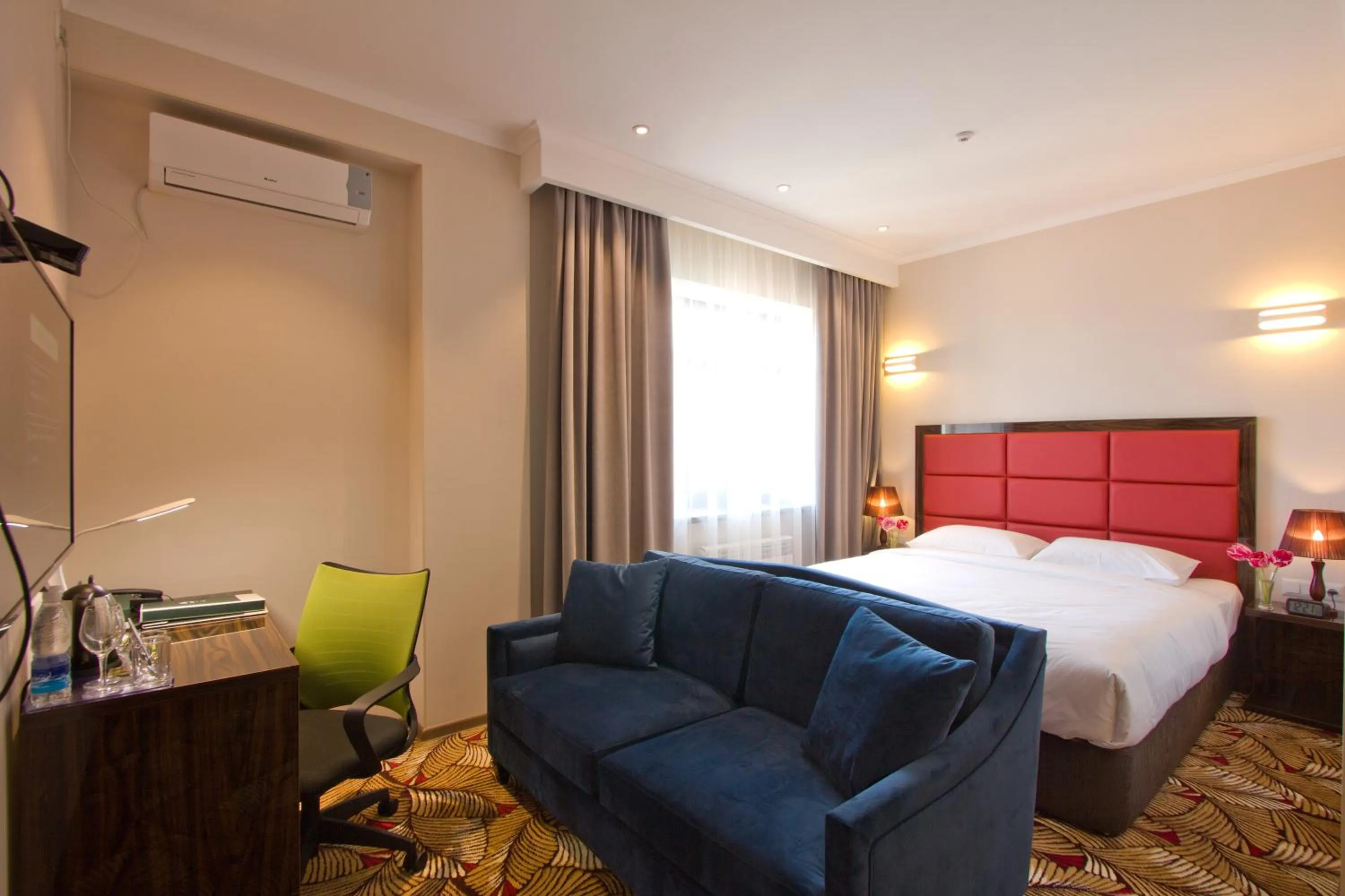 Living room, Bed in Garden Hotel