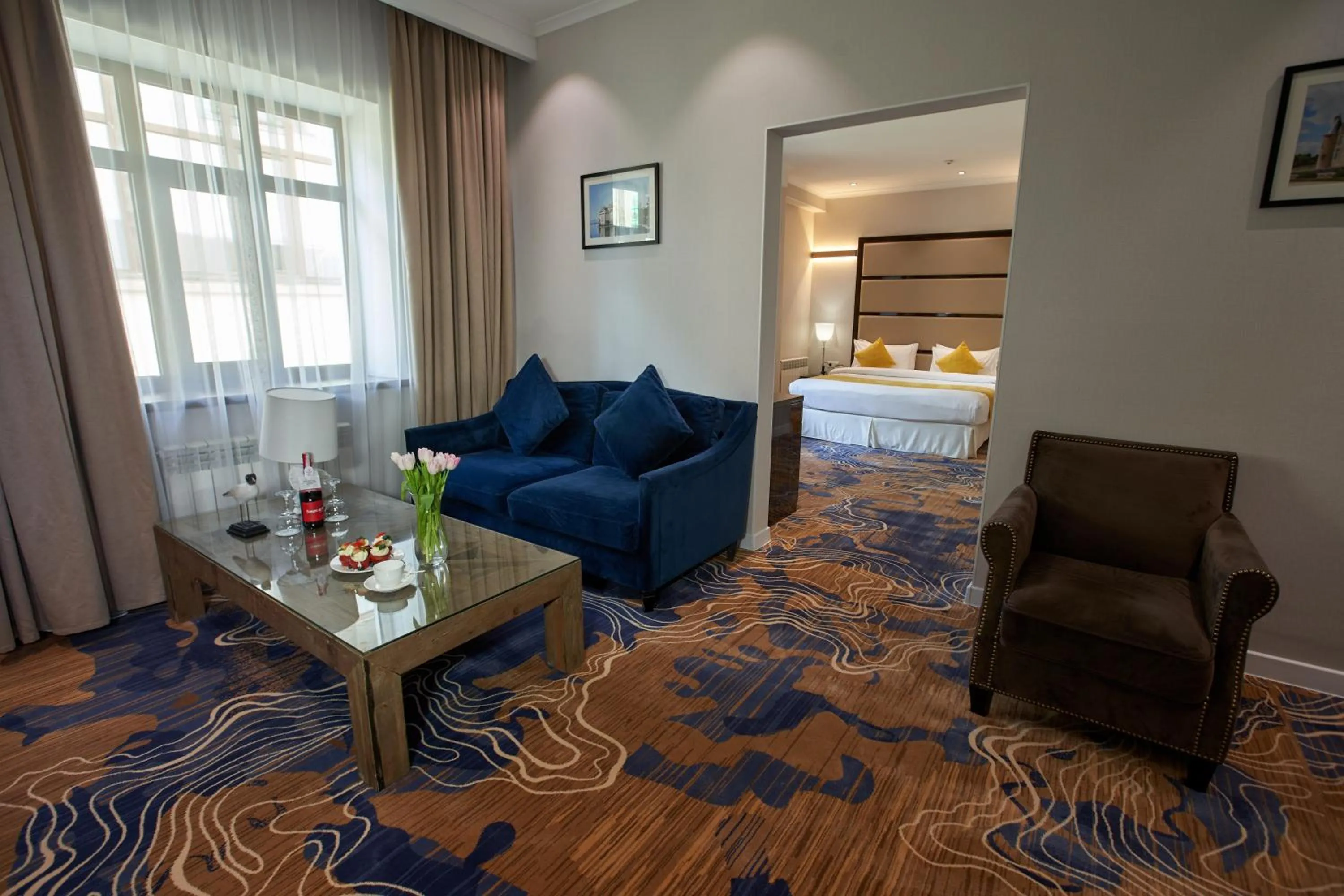 Library, Bed in Garden Hotel