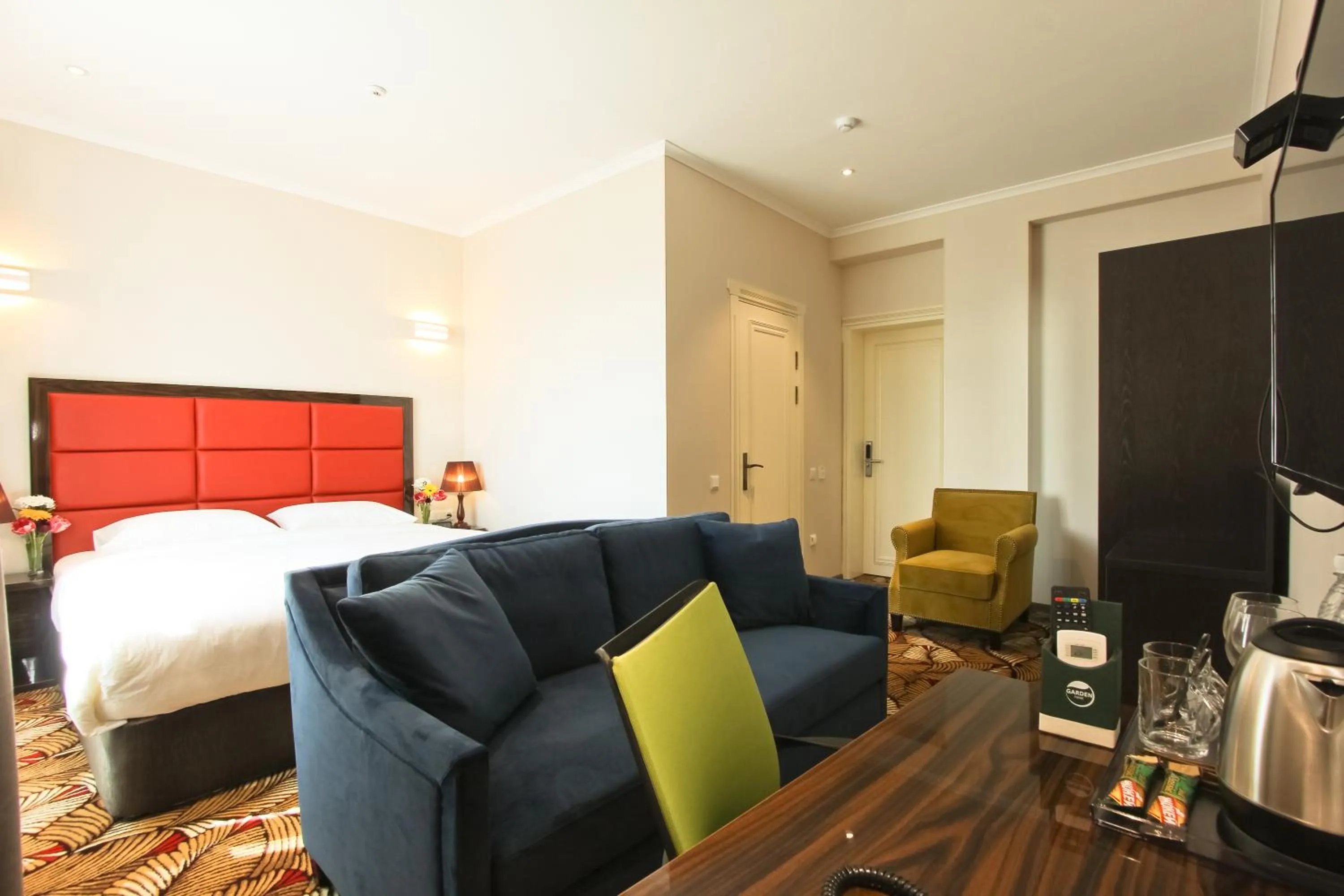 Living room, Bed in Garden Hotel